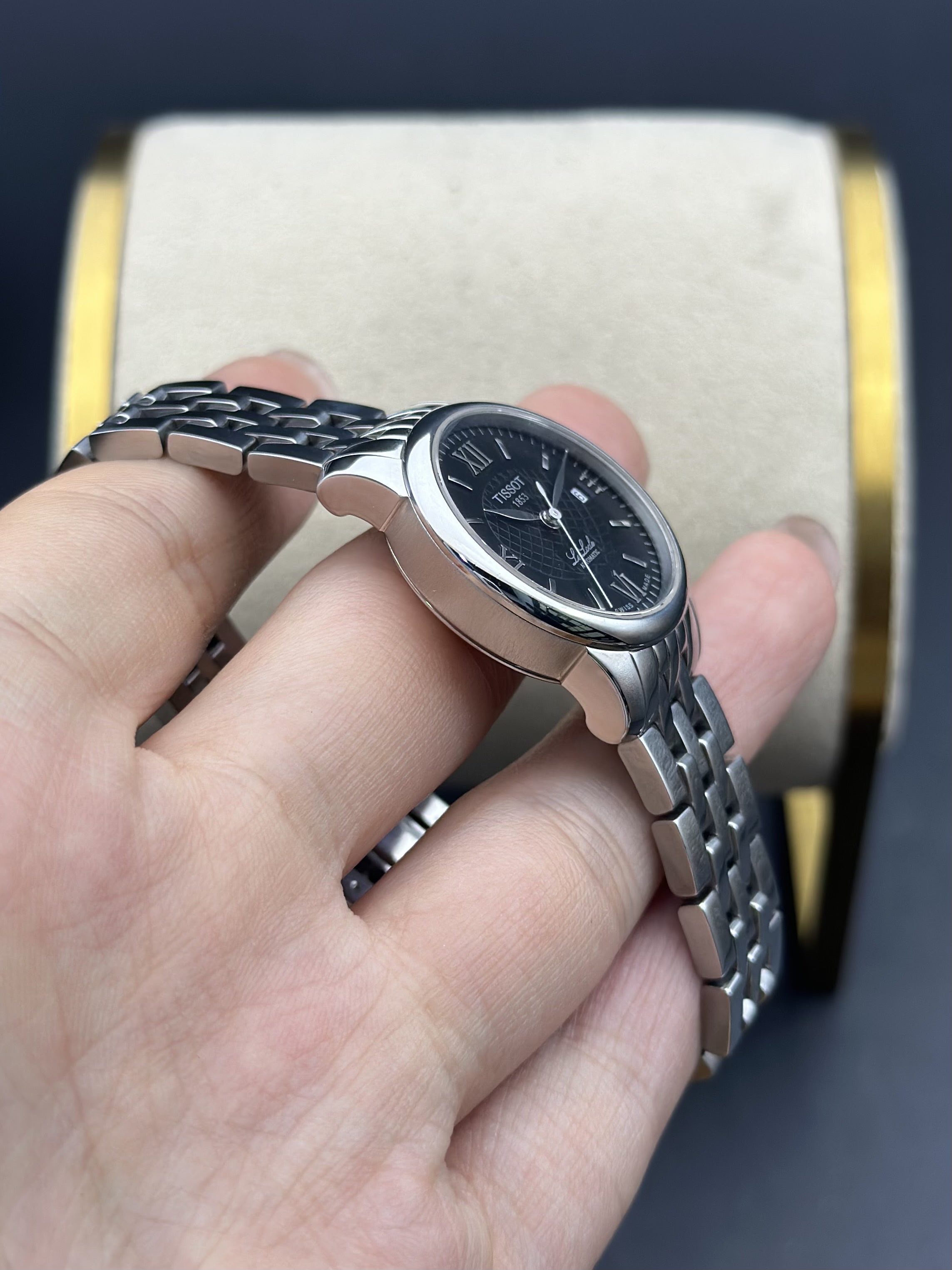 Tissot T41.1.183.53 detail 2