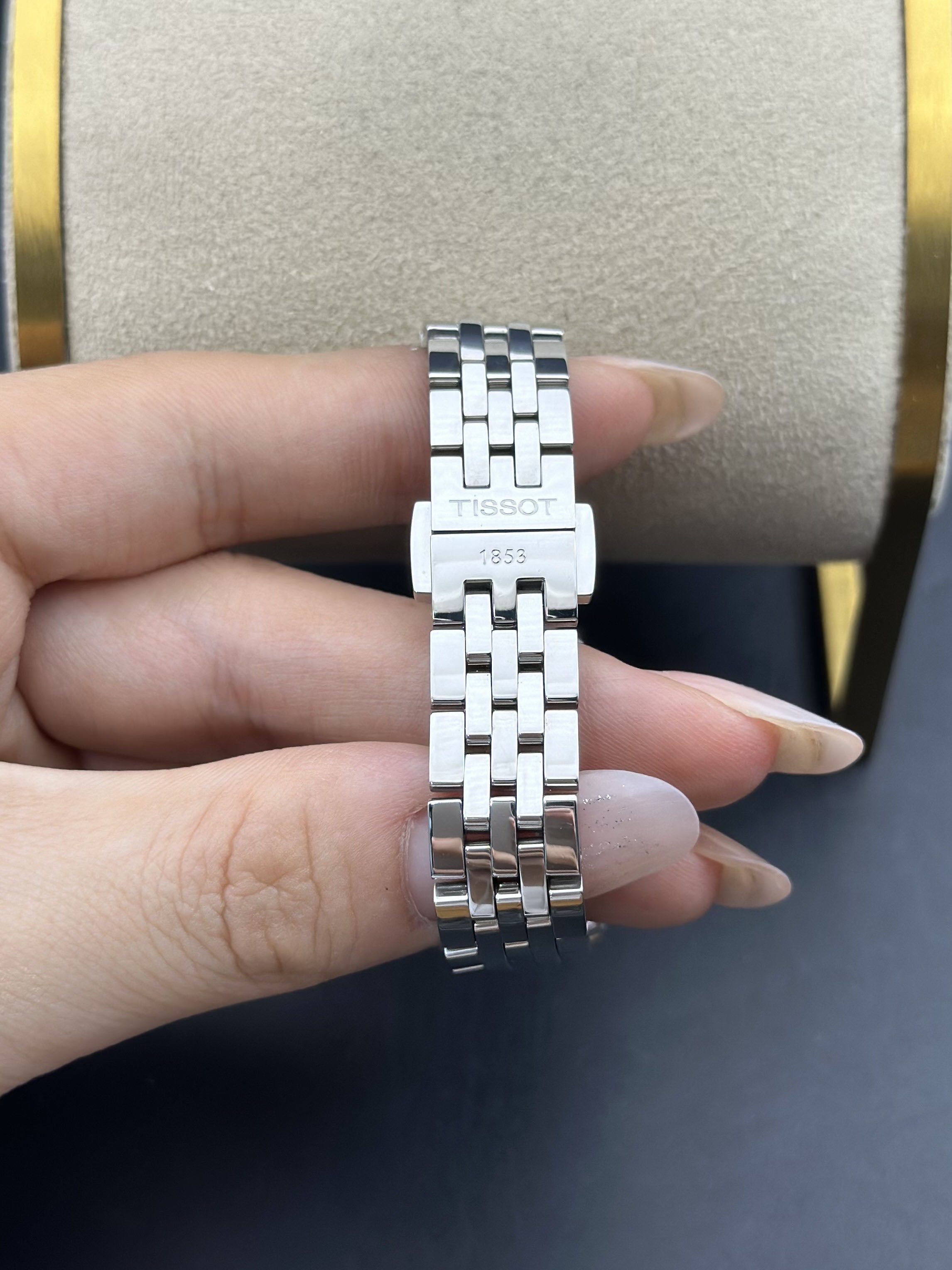 Tissot T41.1.183.53 detail 4