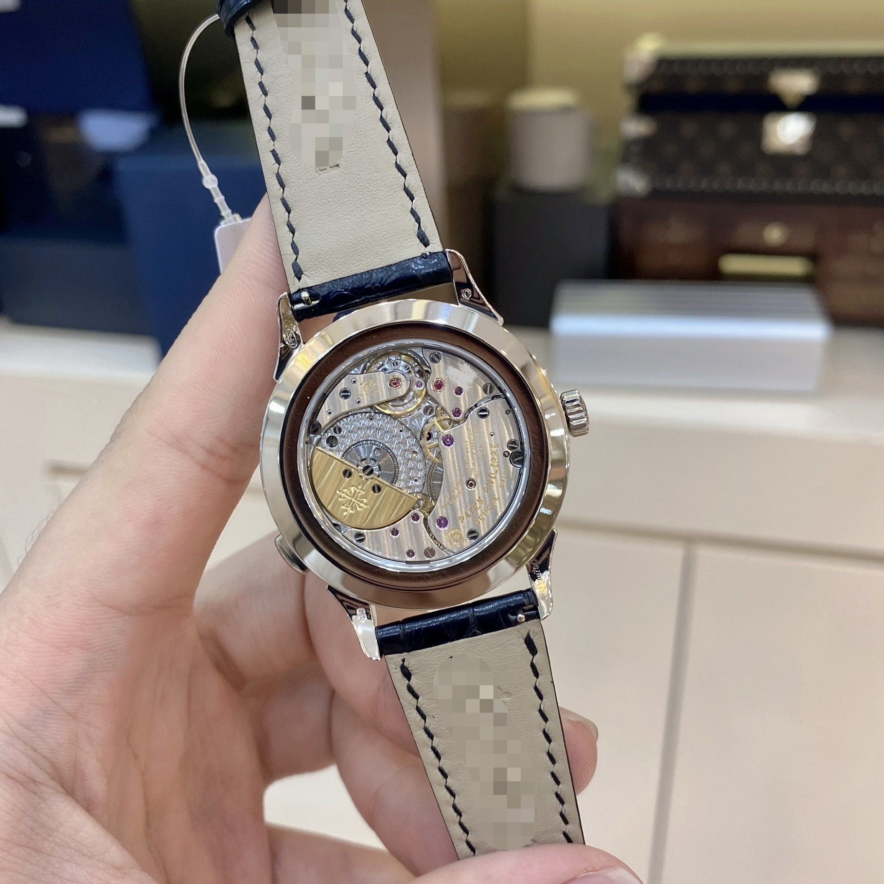 Patek Philippe 5230G detail 4