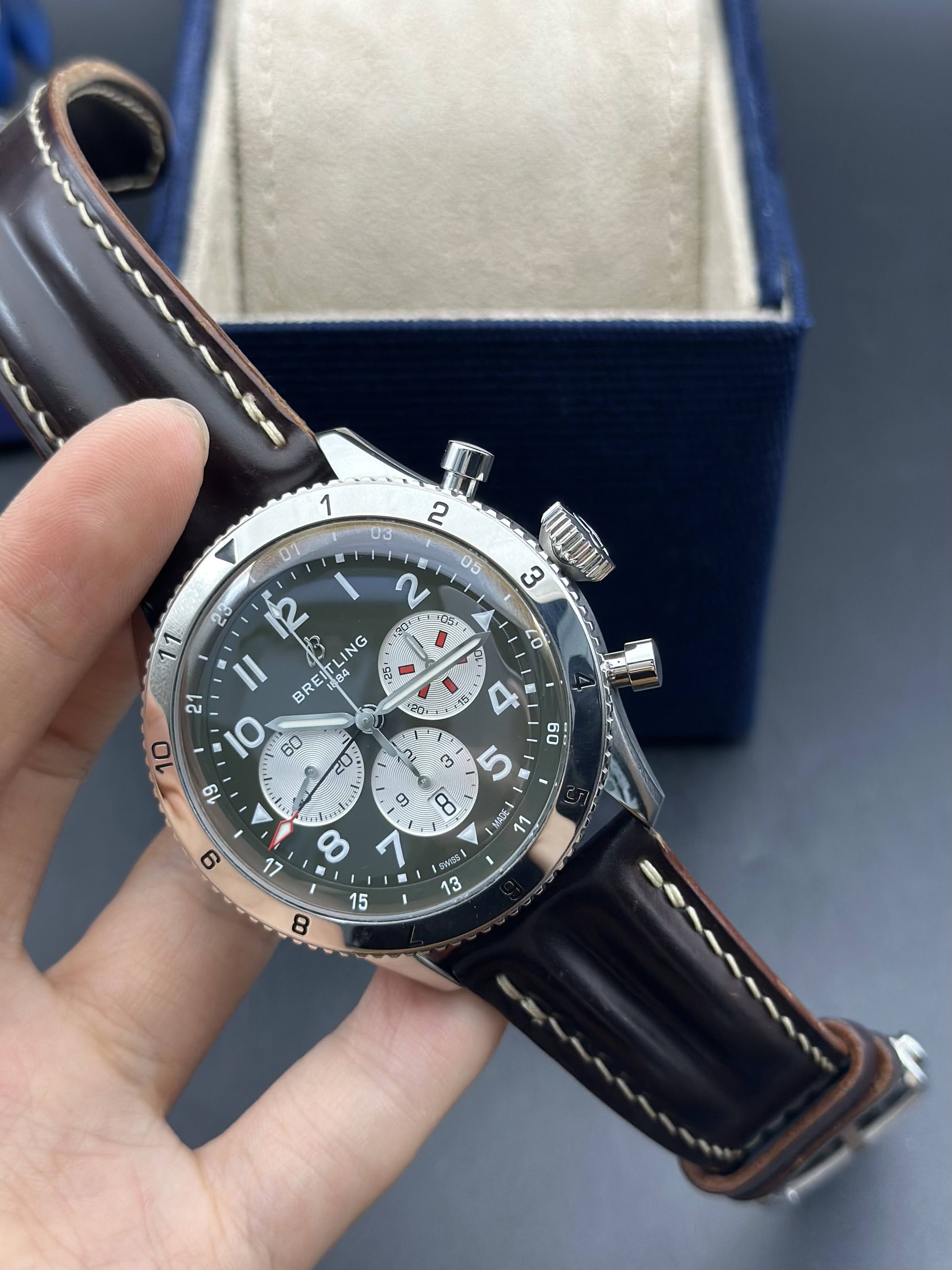 Breitling AB04452A1L1X1 detail 3