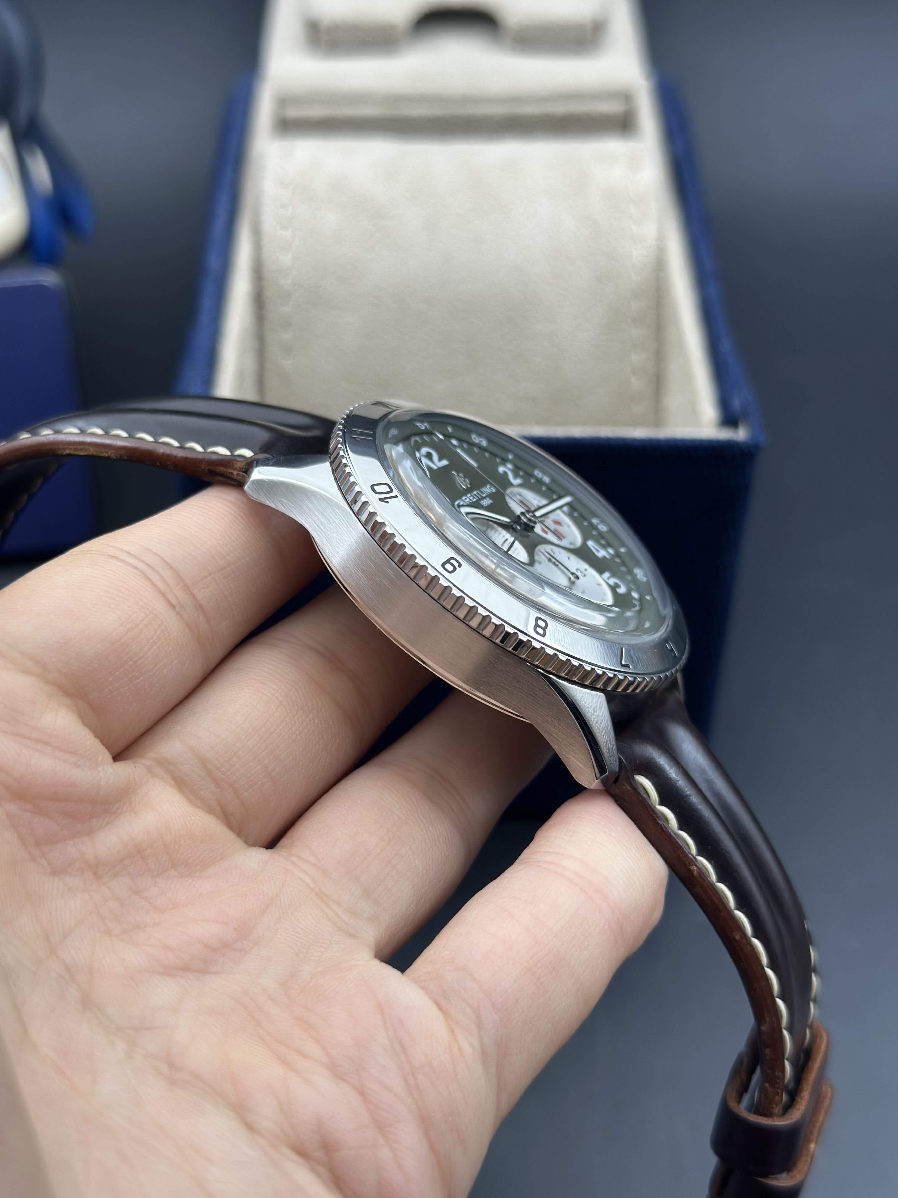 Breitling AB04452A1L1X1 detail 2