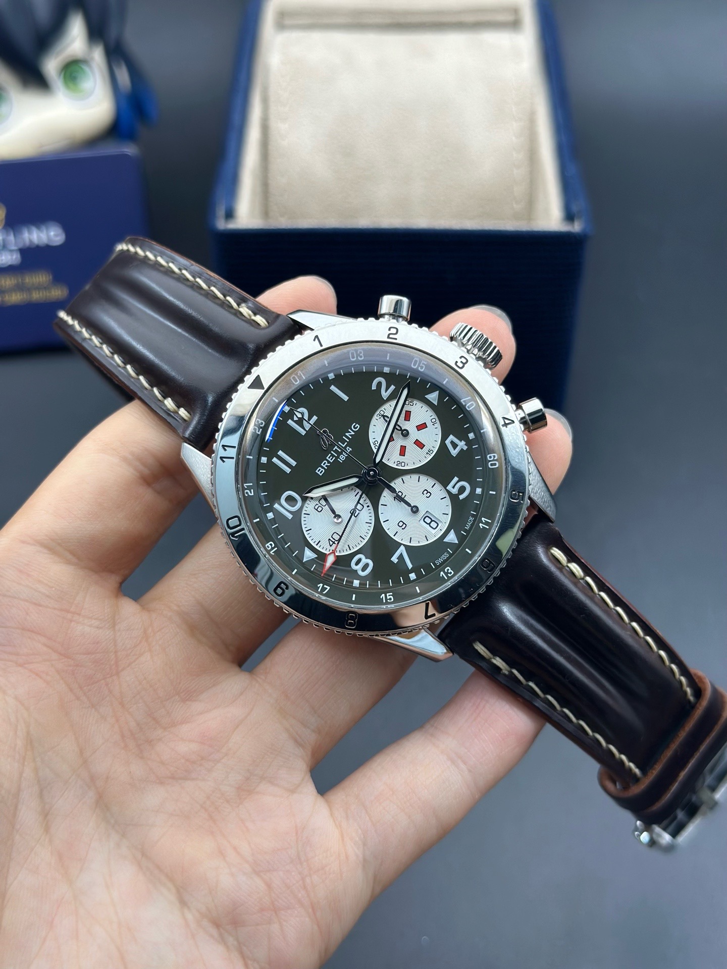 Breitling AB04452A1L1X1 detail 1