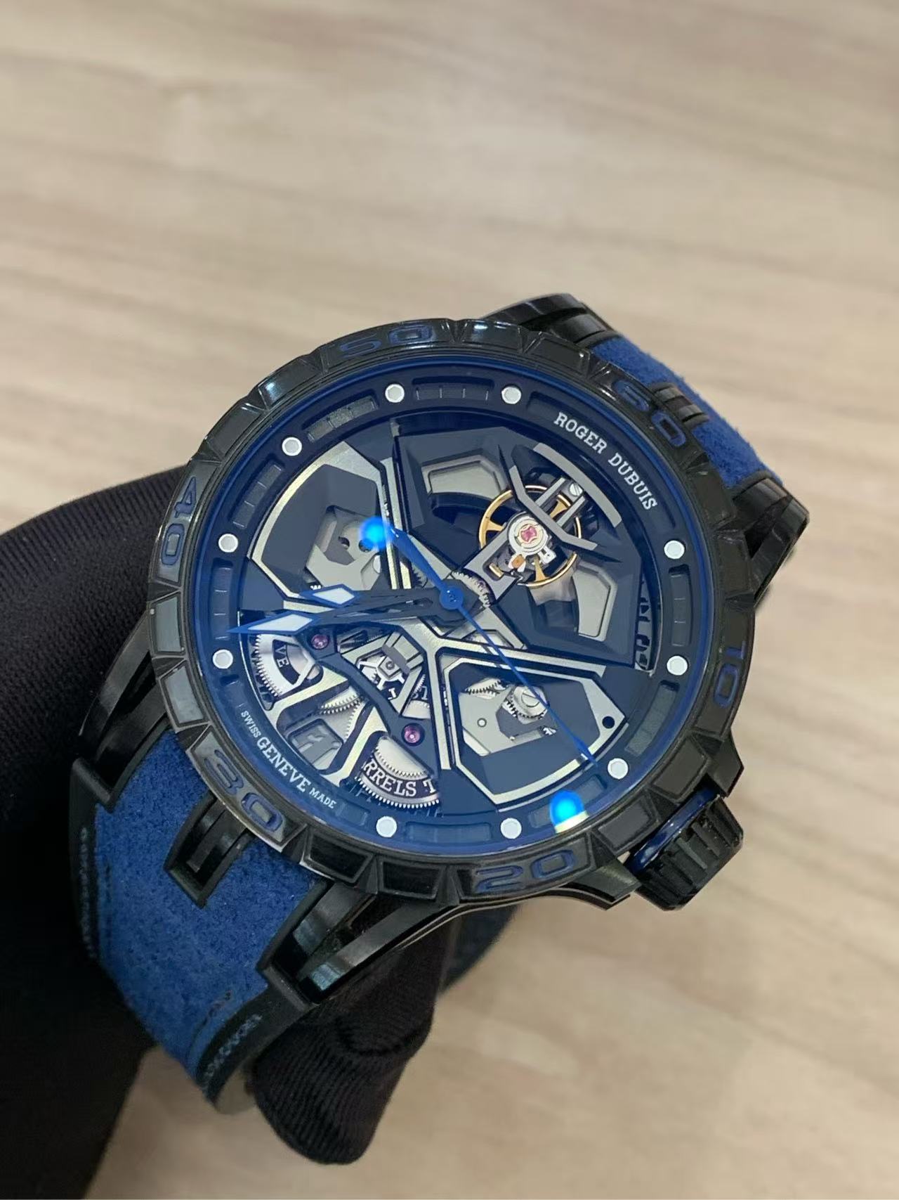 Roger Dubuis DBEX0749 detail 1