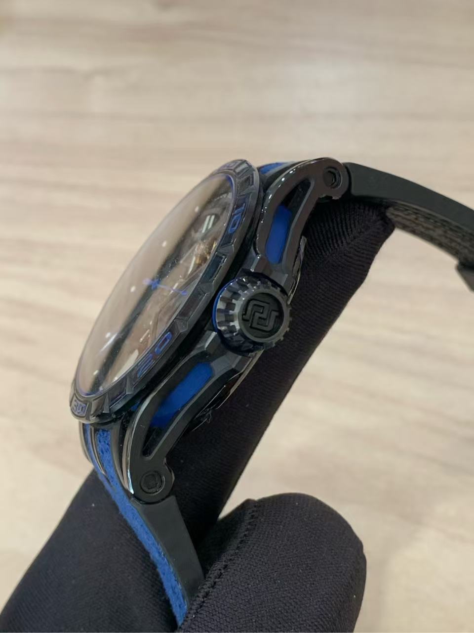 Roger Dubuis DBEX0749 detail 3