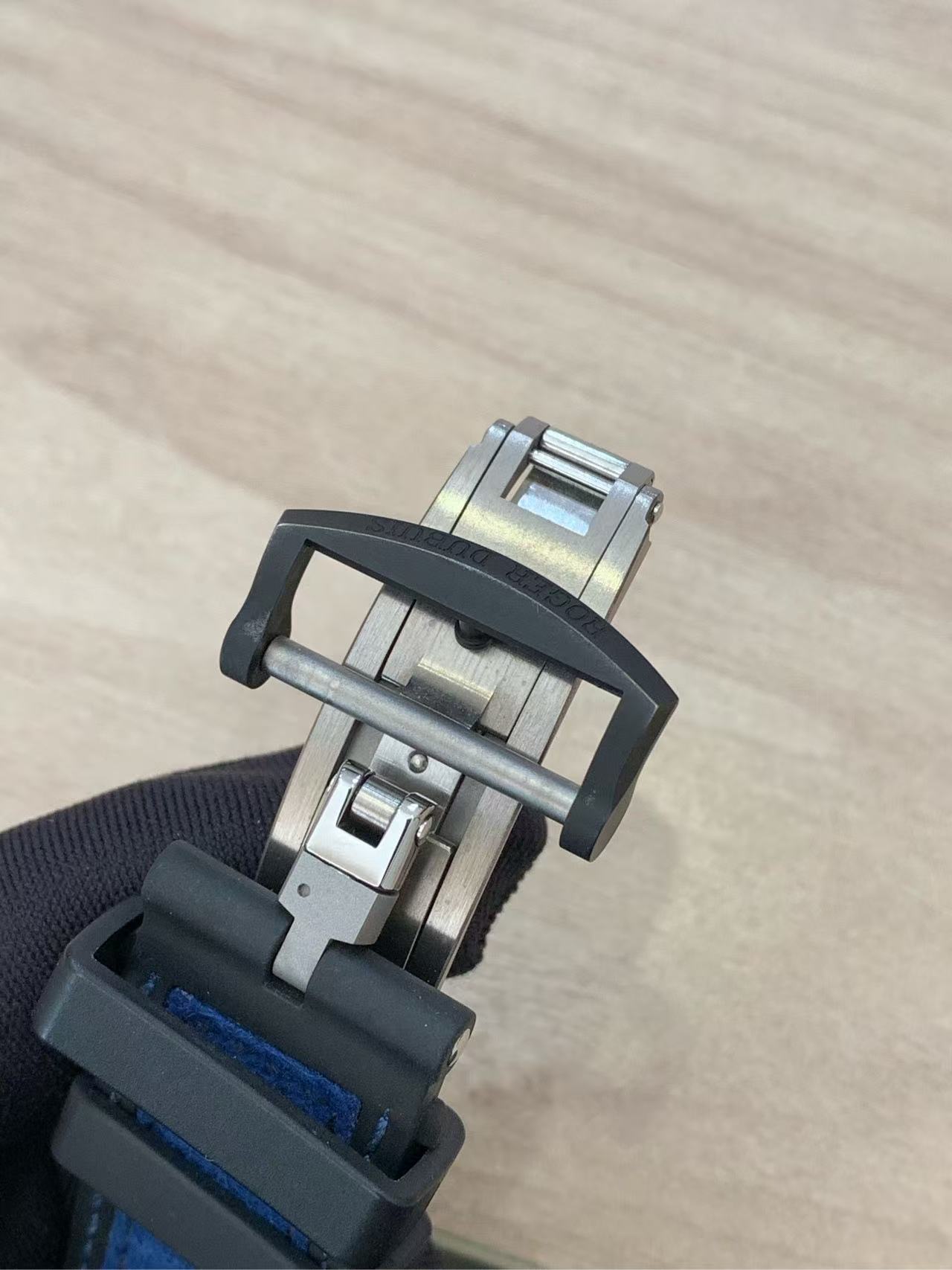 Roger Dubuis DBEX0749 detail 5