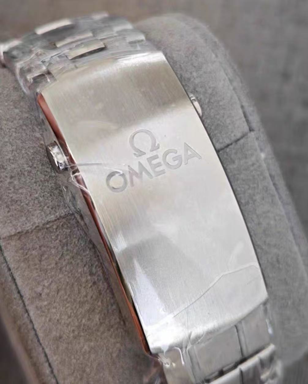 Omega 210.30.42.20.03.001 detail 3