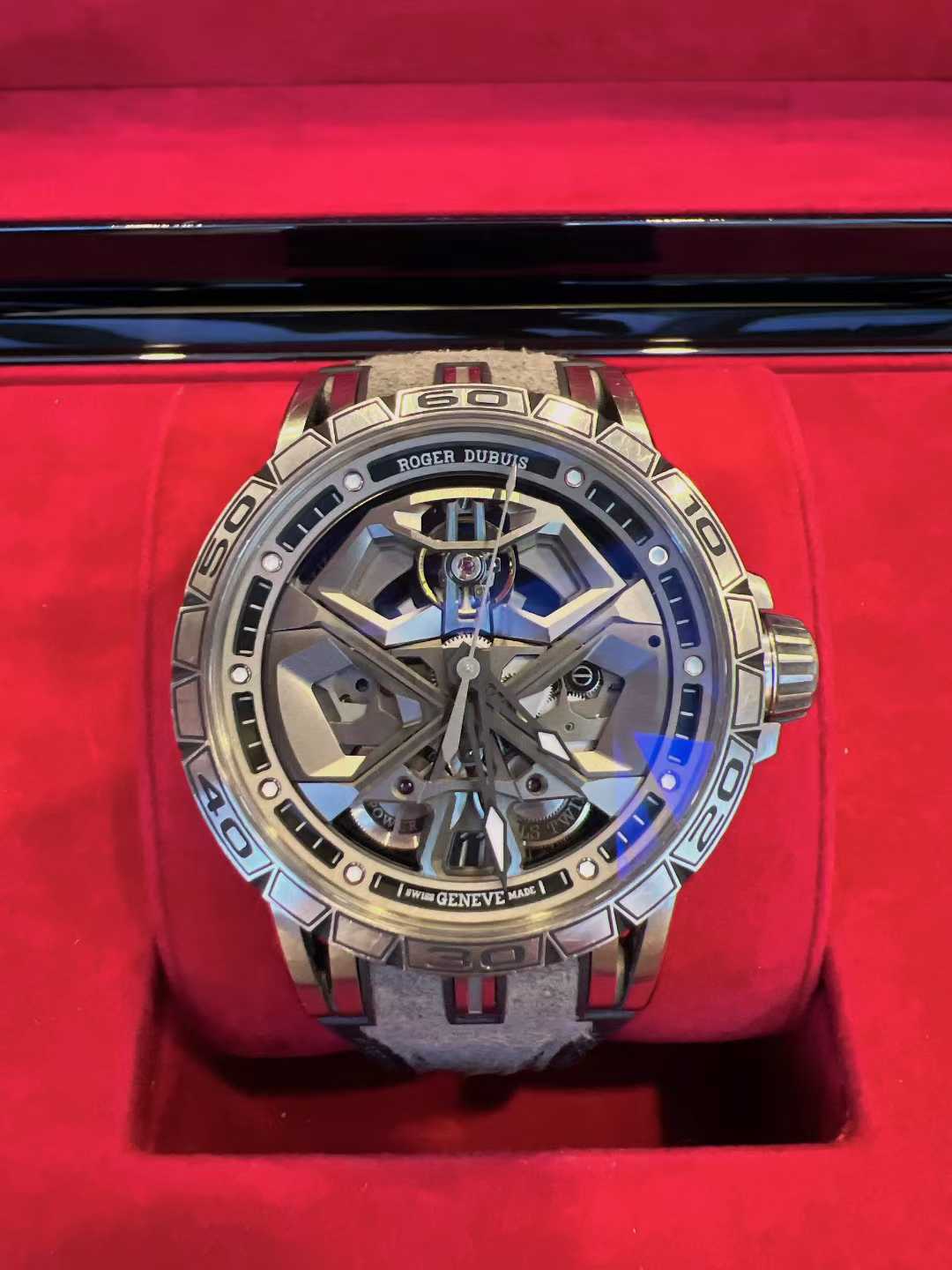 Roger Dubuis RDDBEX0748 detail 2