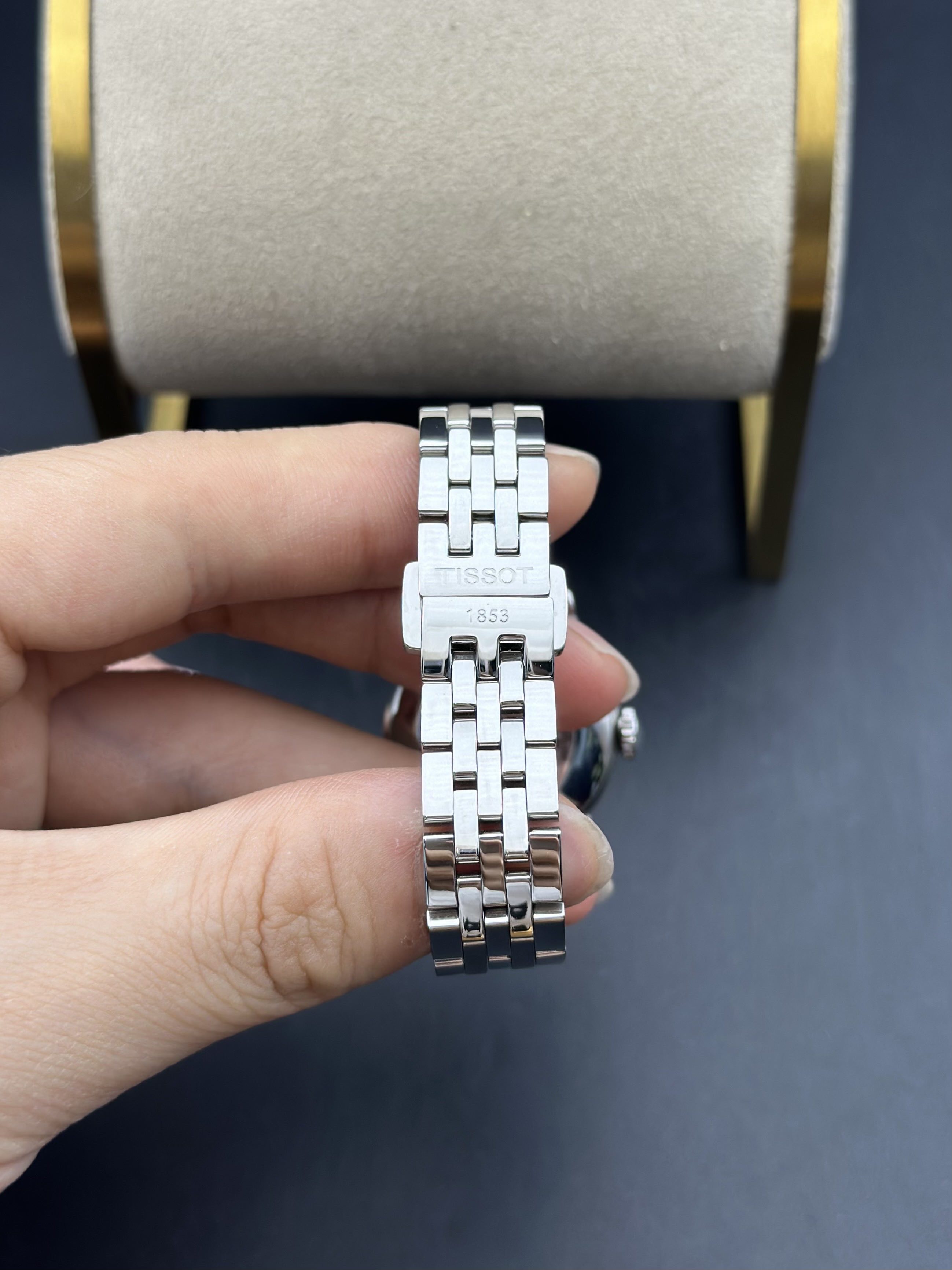 Tissot T41.1.183.53 detail 5