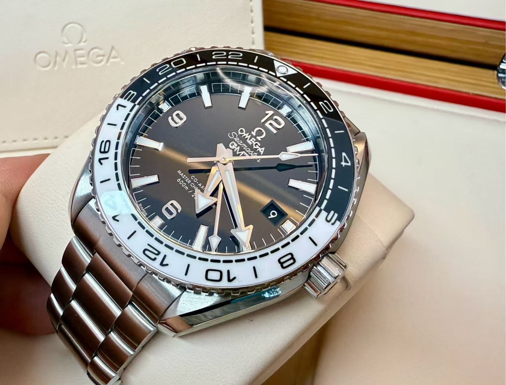 Omega 215.30.44.22.01.001 detail 3