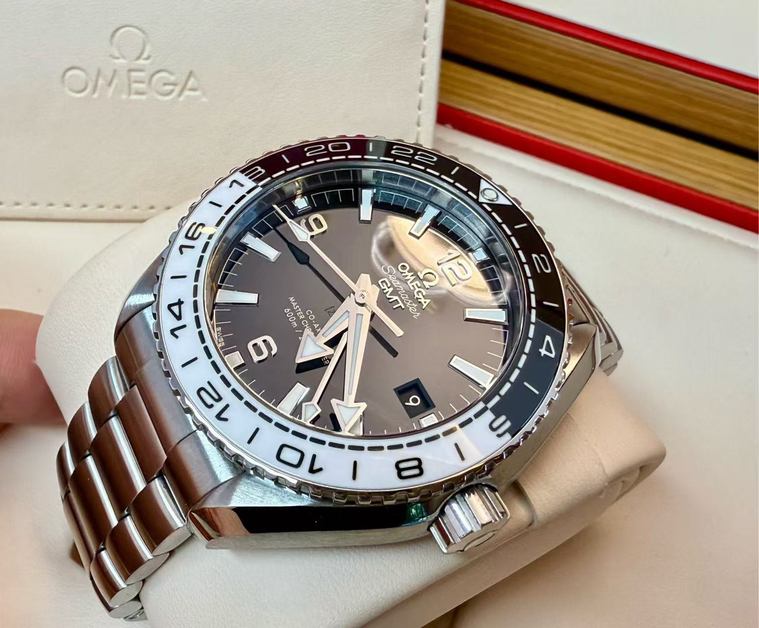 Omega 215.30.44.22.01.001 detail 4