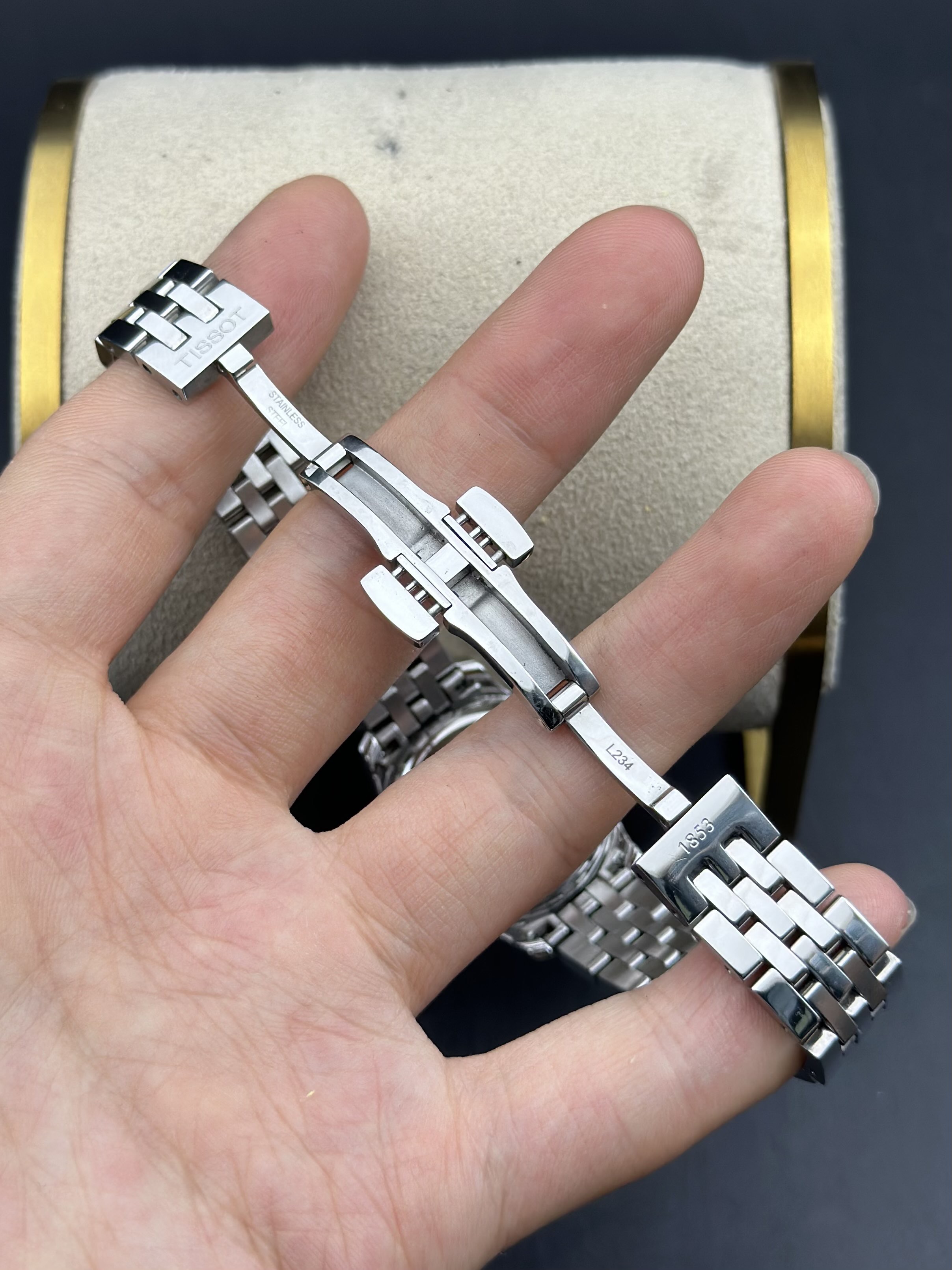 Tissot T41.1.183.33 detail 5