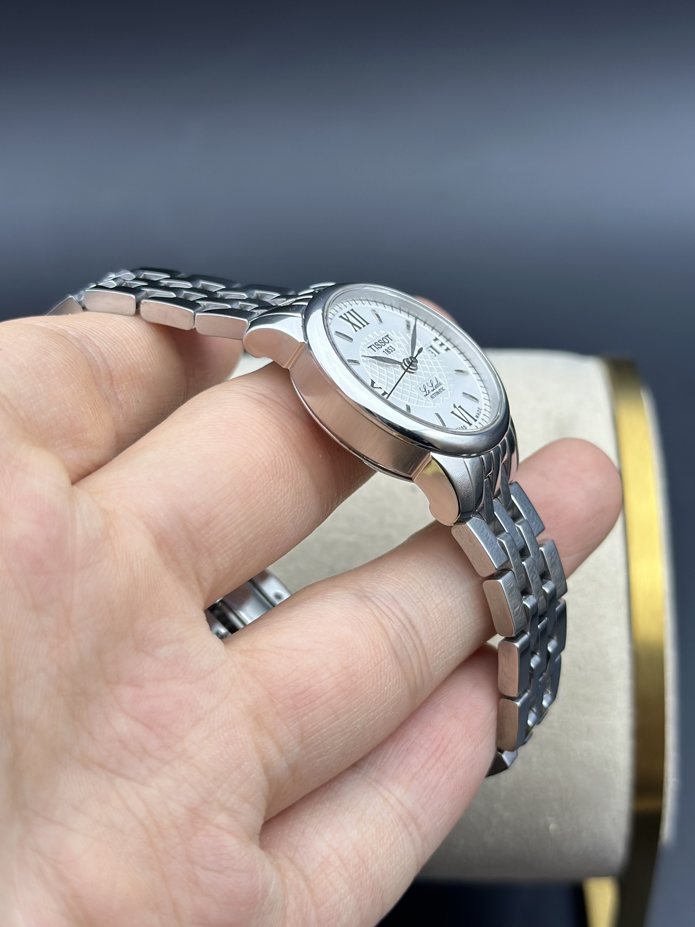 Tissot T41.1.183.33 detail 2