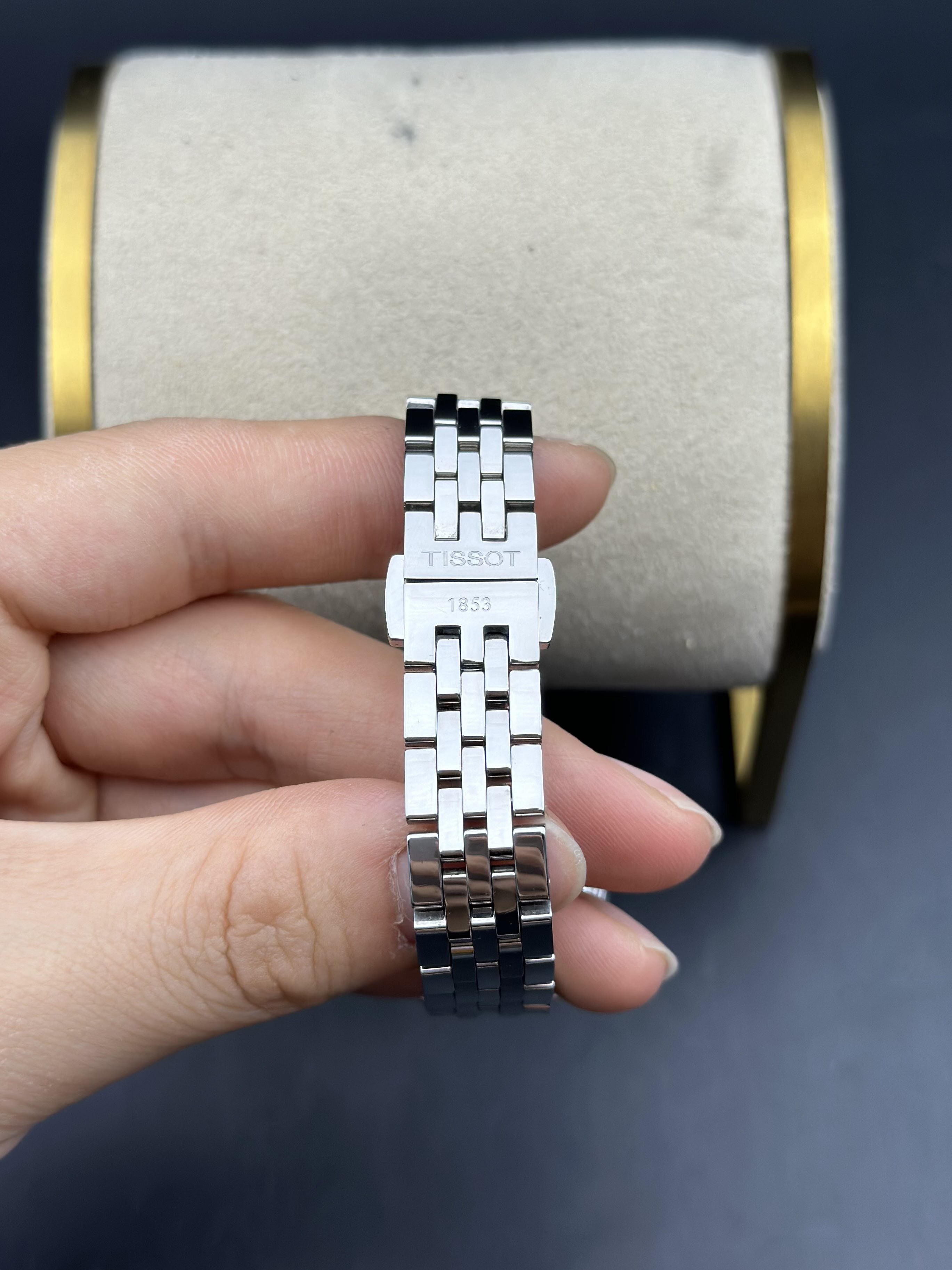 Tissot T41.1.183.33 detail 4