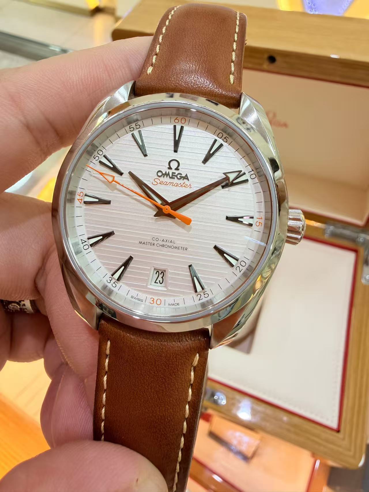 Omega 220.12.41.21.02.001 detail 4