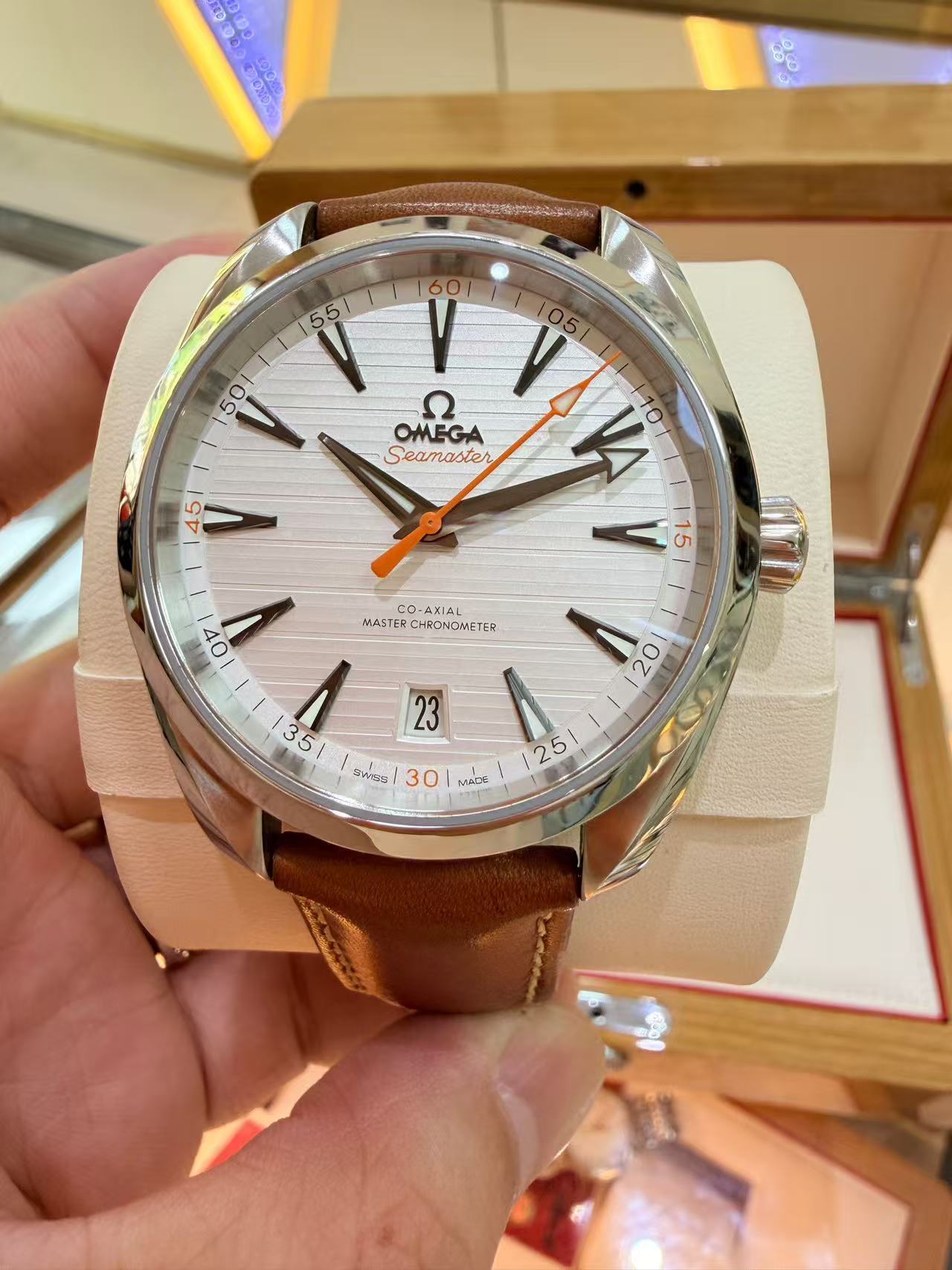 Omega 220.12.41.21.02.001 detail 5