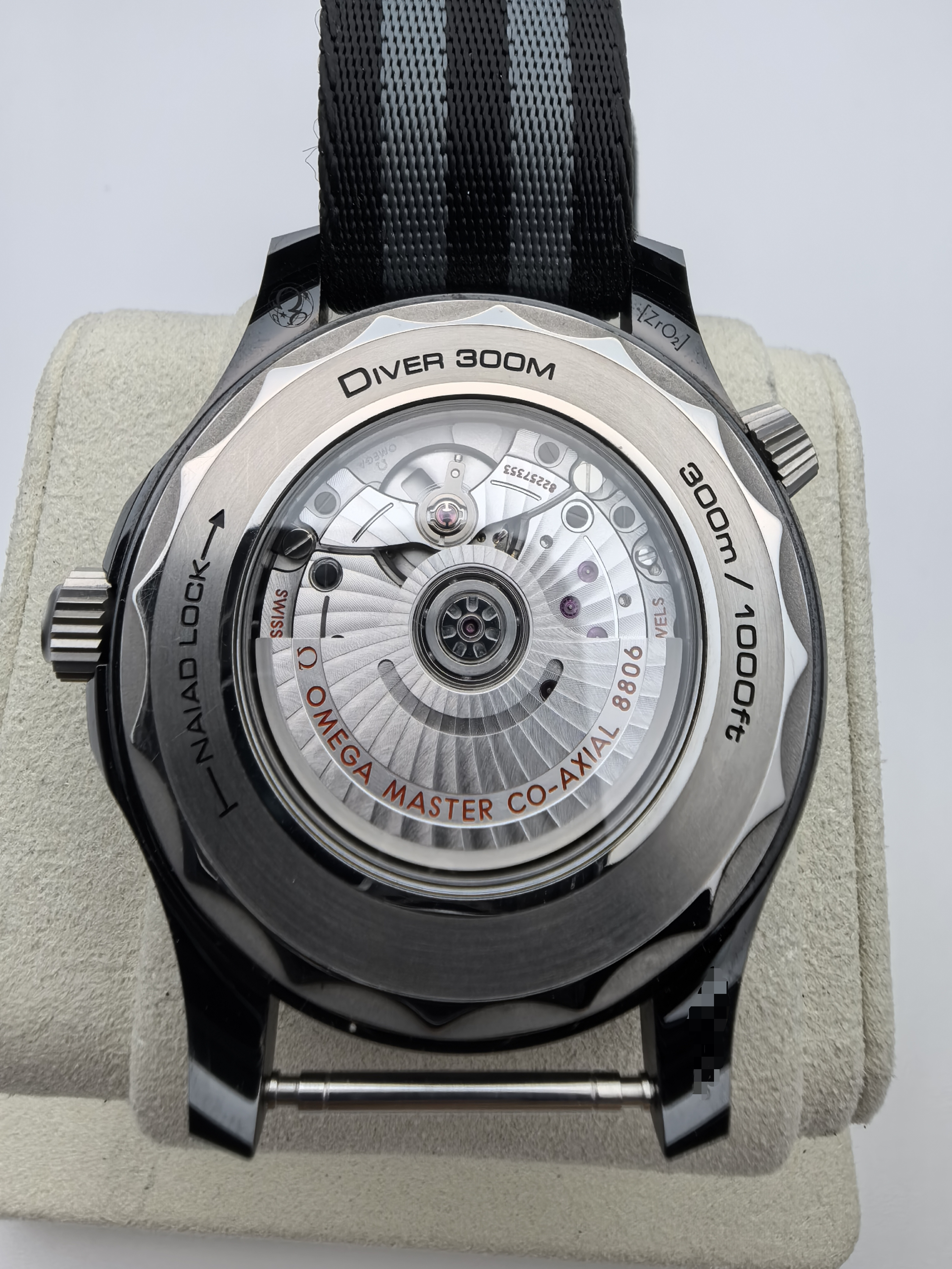 Omega 210.92.44.20.01.002 detail 1