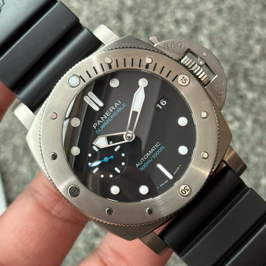 Panerai PAM02305 detail 6