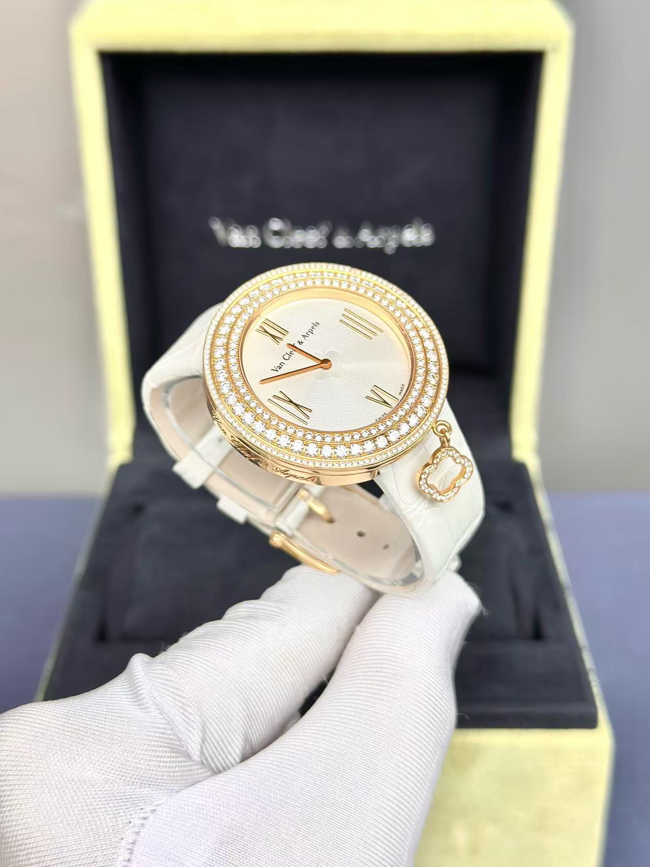 Van Cleef & Arpels VCARM93600 detail 1