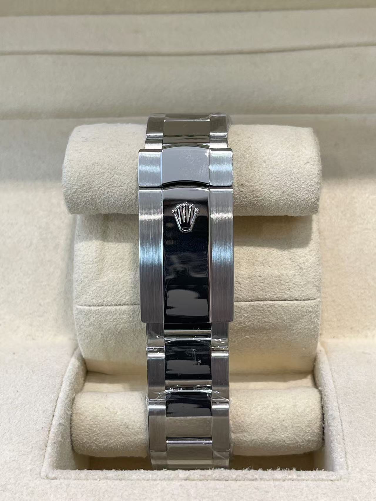 Rolex 126300 detail 4