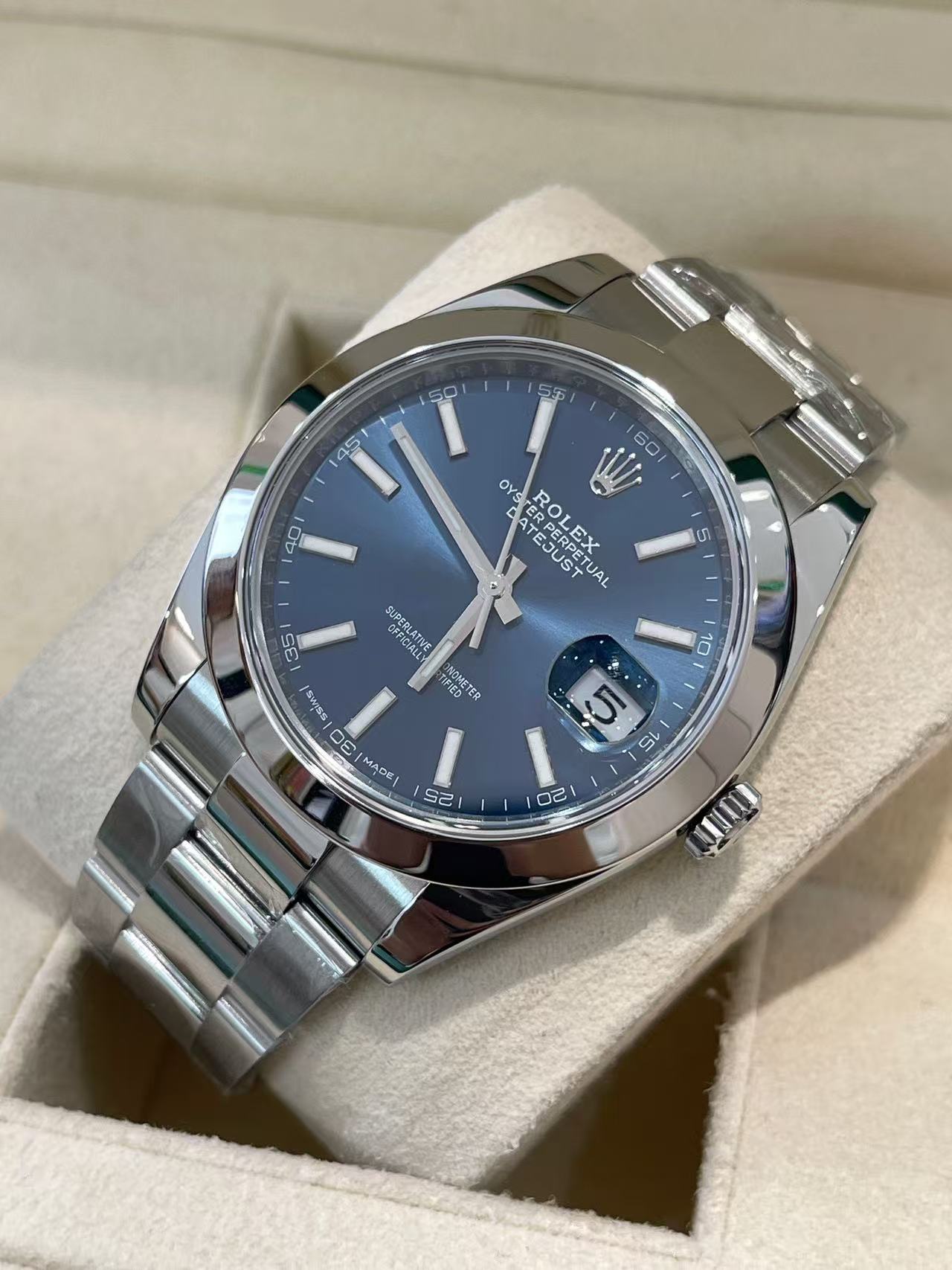 Rolex 126300 detail 2