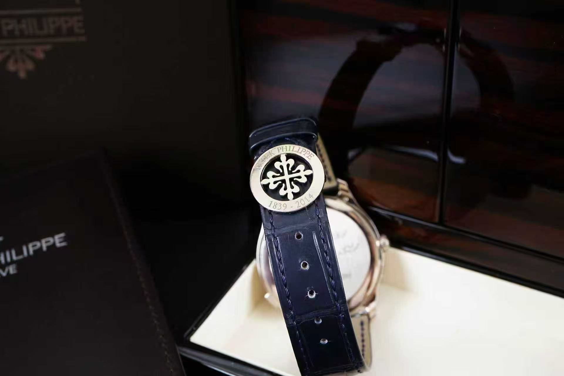 Patek Philippe 5575G detail 4