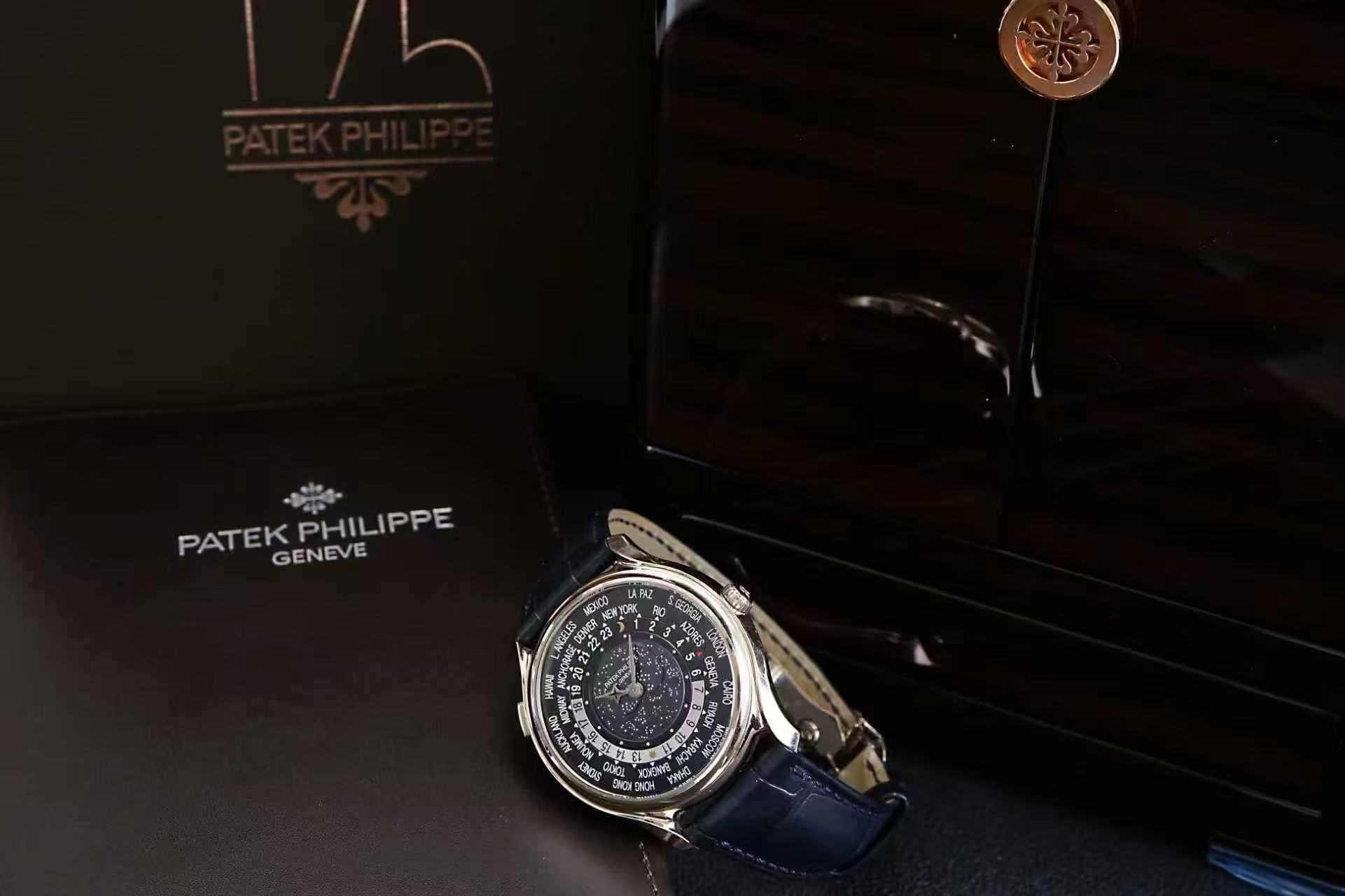 Patek Philippe 5575G detail 1