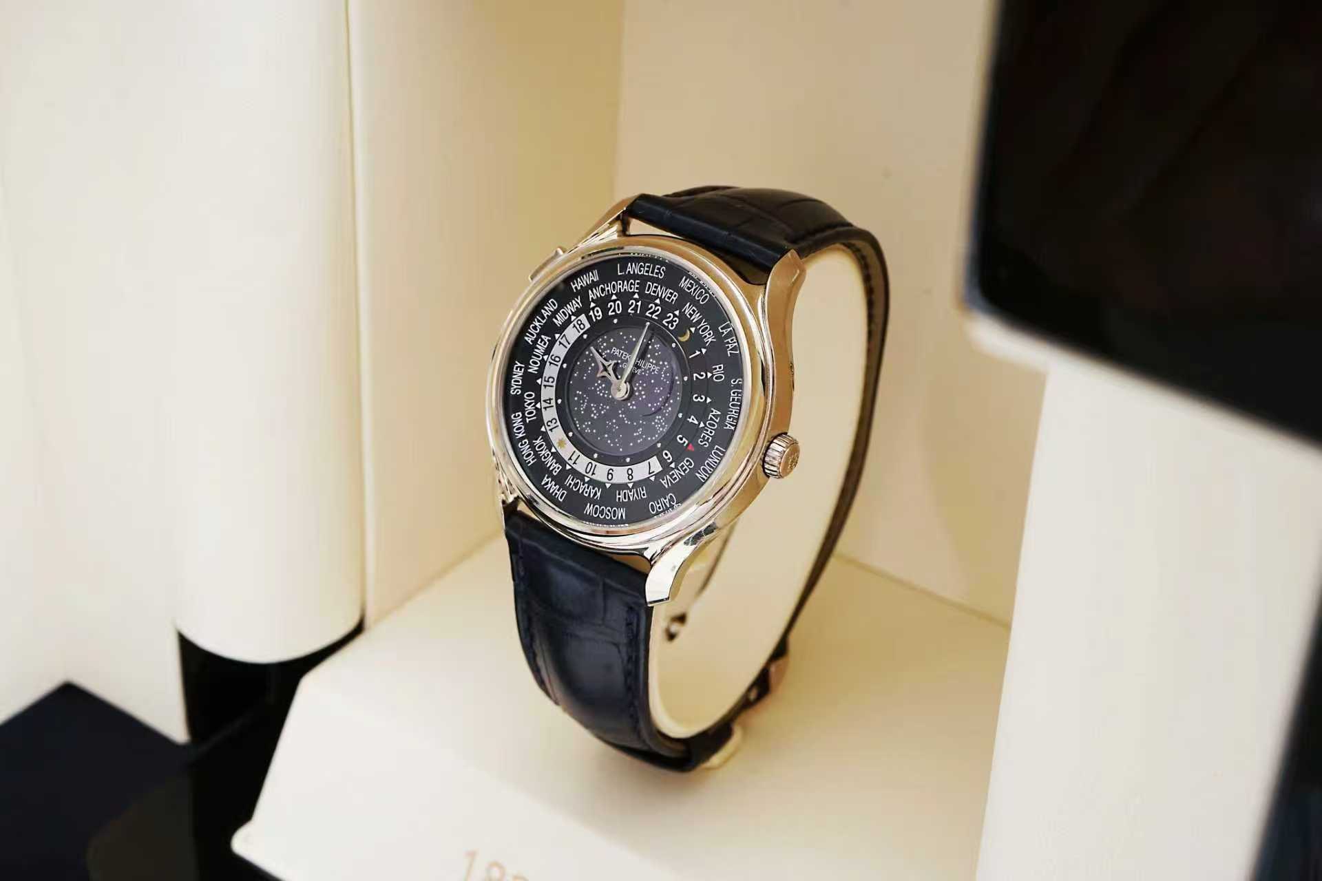 Patek Philippe 5575G detail 2