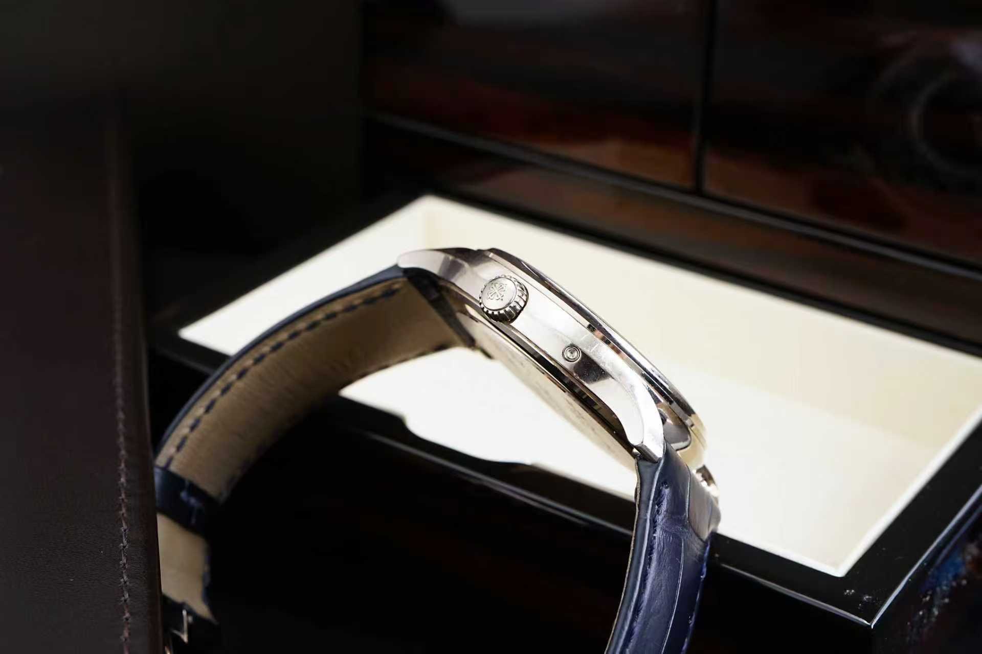 Patek Philippe 5575G detail 3