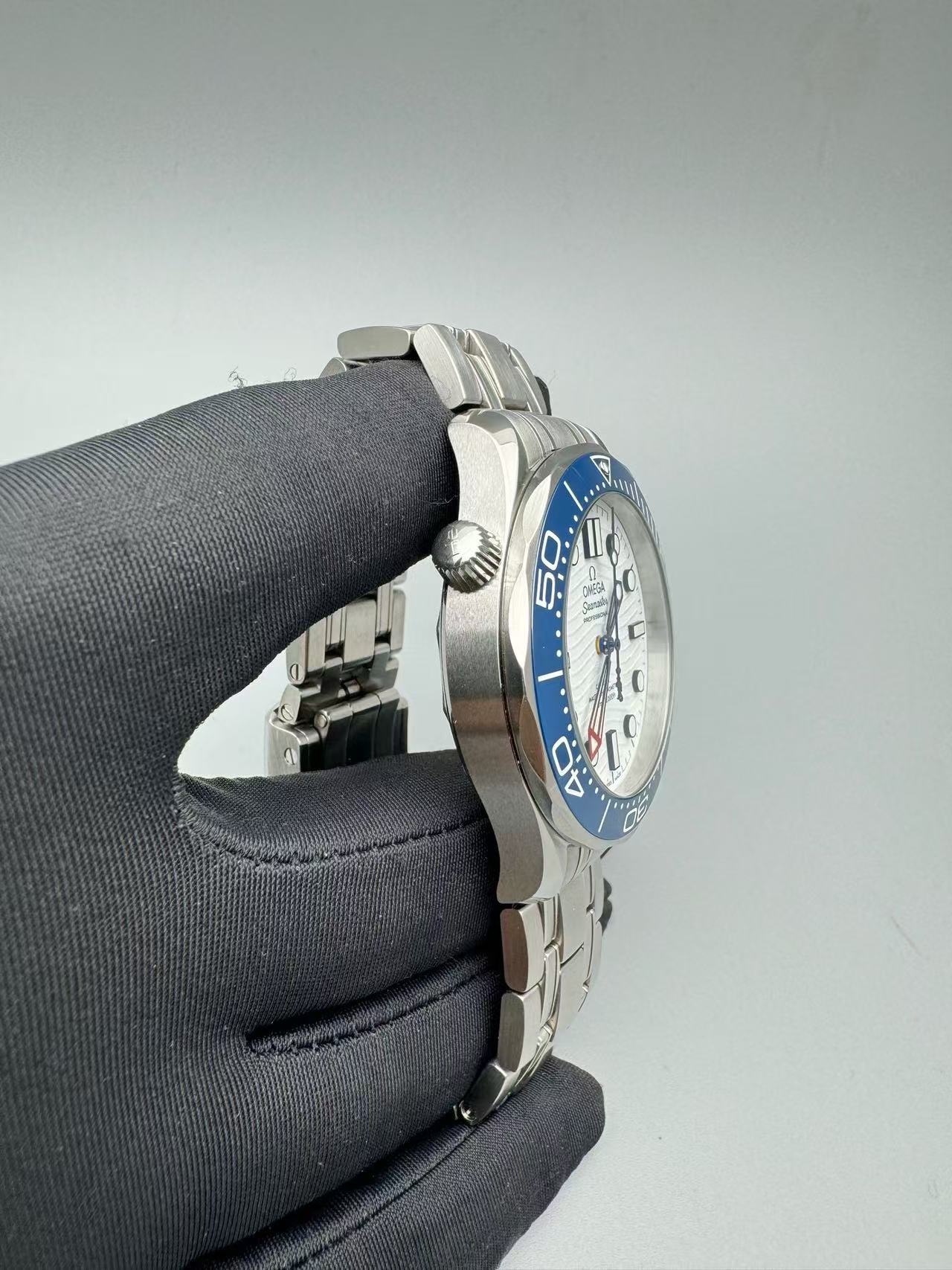 Omega 210.30.42.20.04.002 detail 2