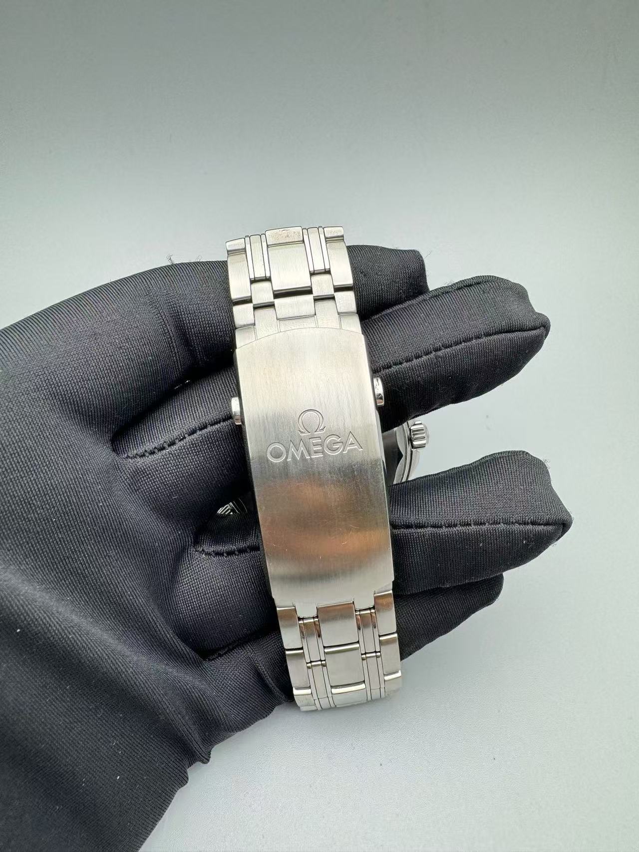 Omega 210.30.42.20.04.002 detail 3