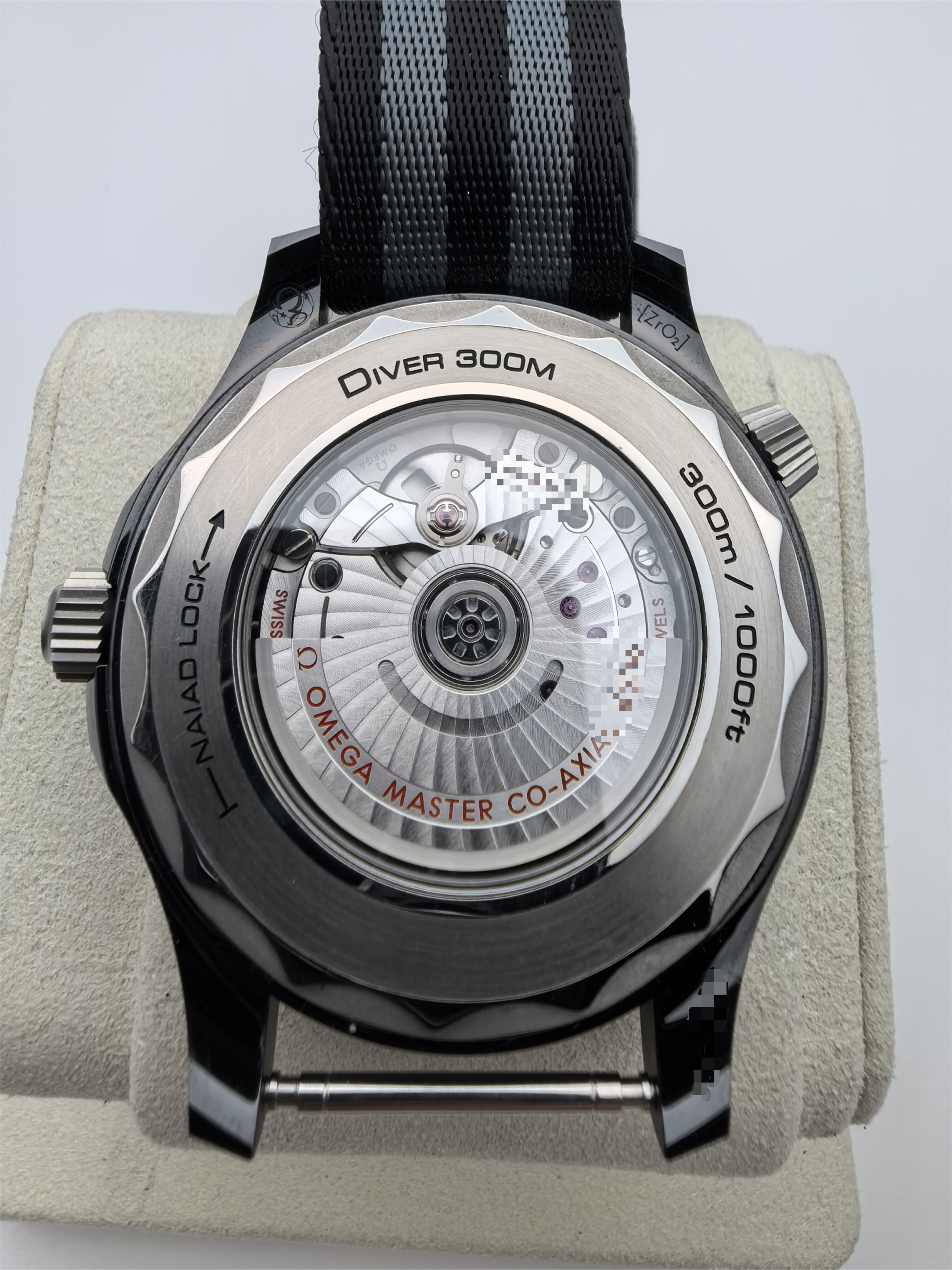 Omega 210.92.44.20.01.002 detail 2