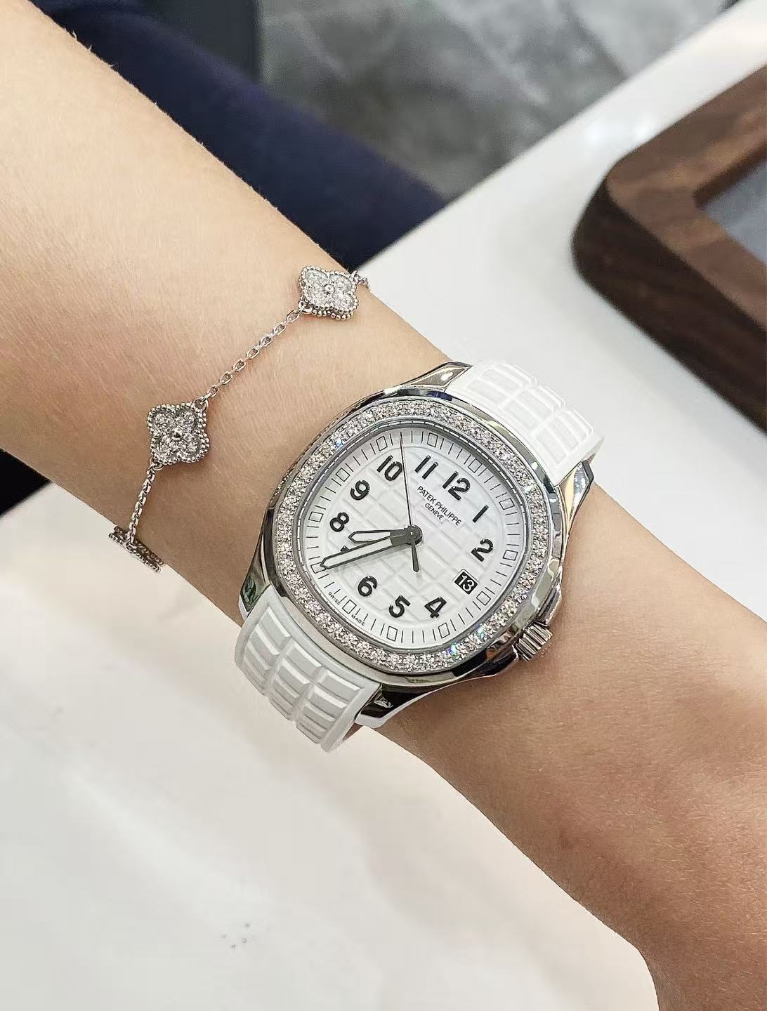 Patek Philippe 5267 / 200A-010 detail 3