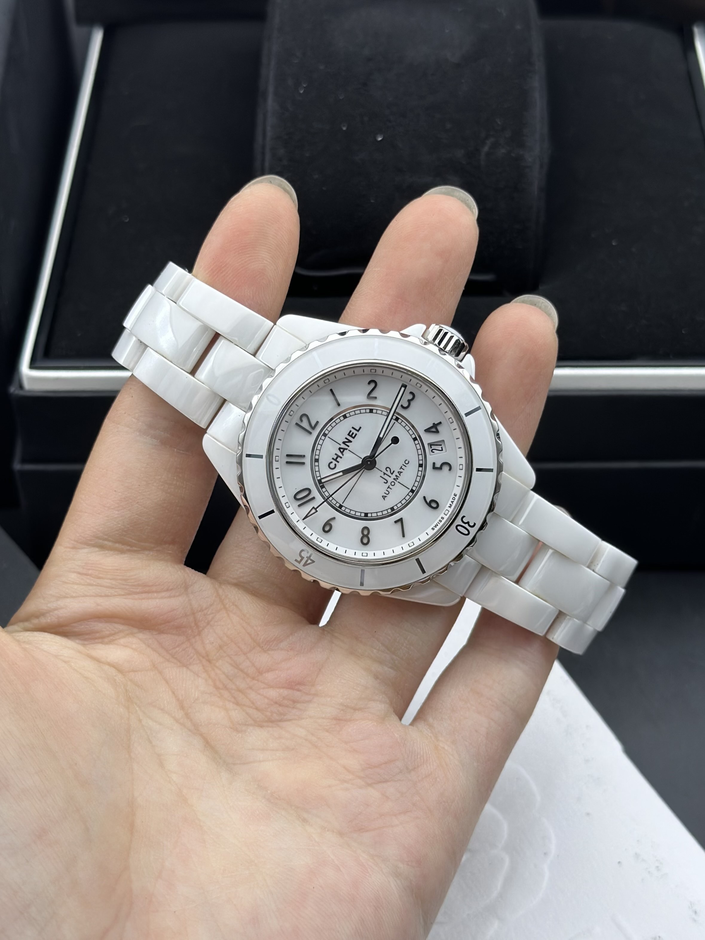 Chanel H5700 detail 1