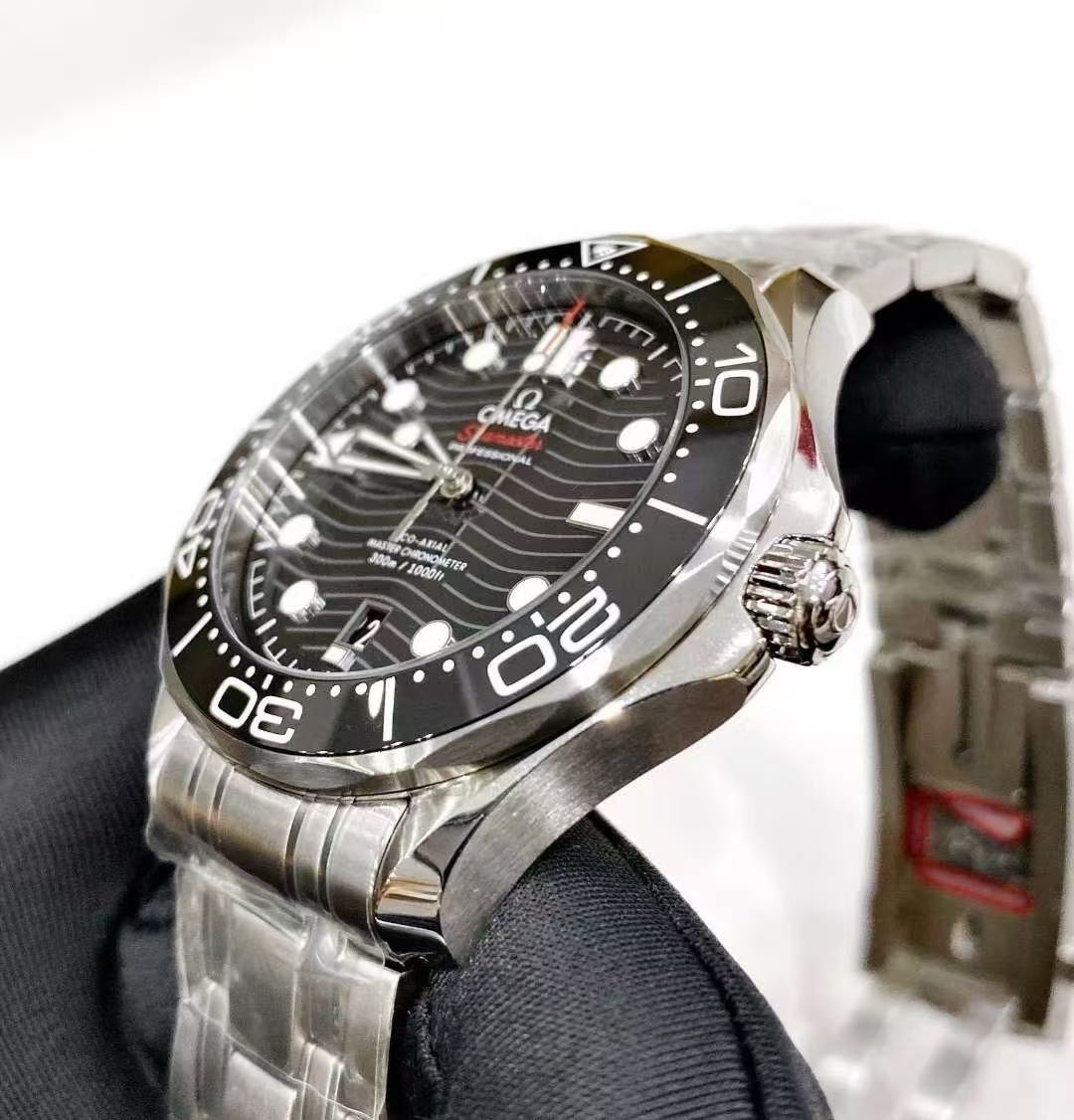 Omega 210.30.42.20.01.001 detail 2