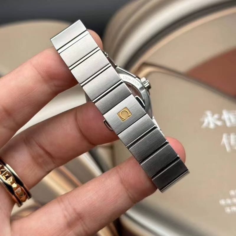 Omega 123.10.27.20.53.001 detail 2