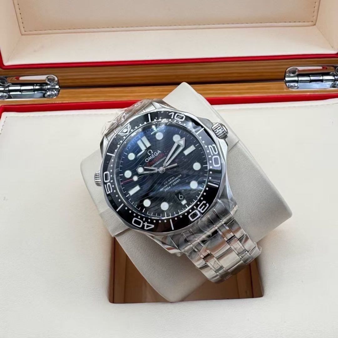Omega 210.30.42.20.01.001 detail 2