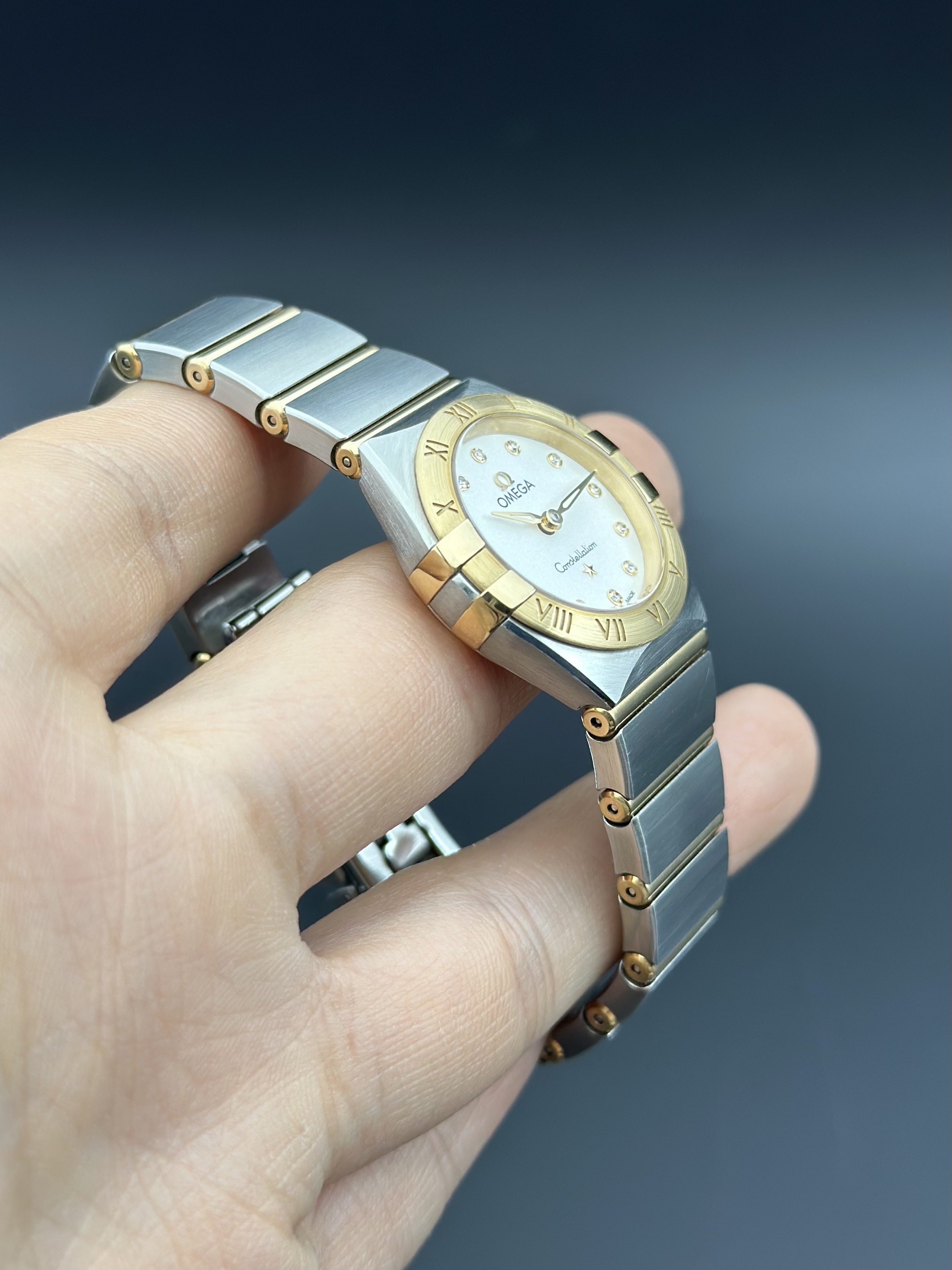 Omega 131.20.25.60.52.002 detail 1