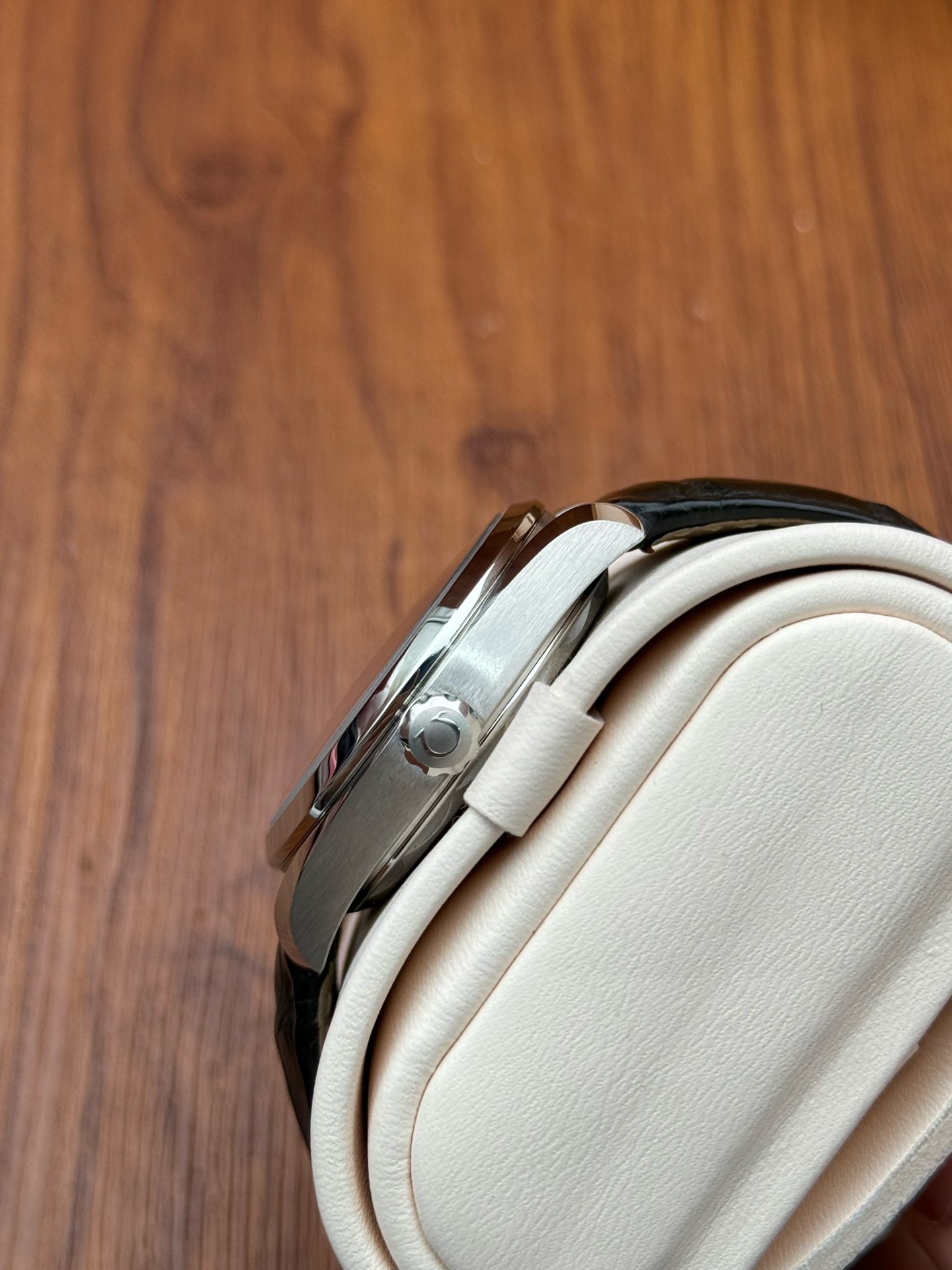 Omega 220.13.38.20.60.001 detail 3