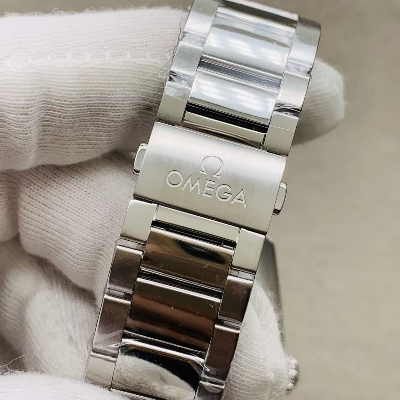Omega 220.10.41.21.03.003 detail 5