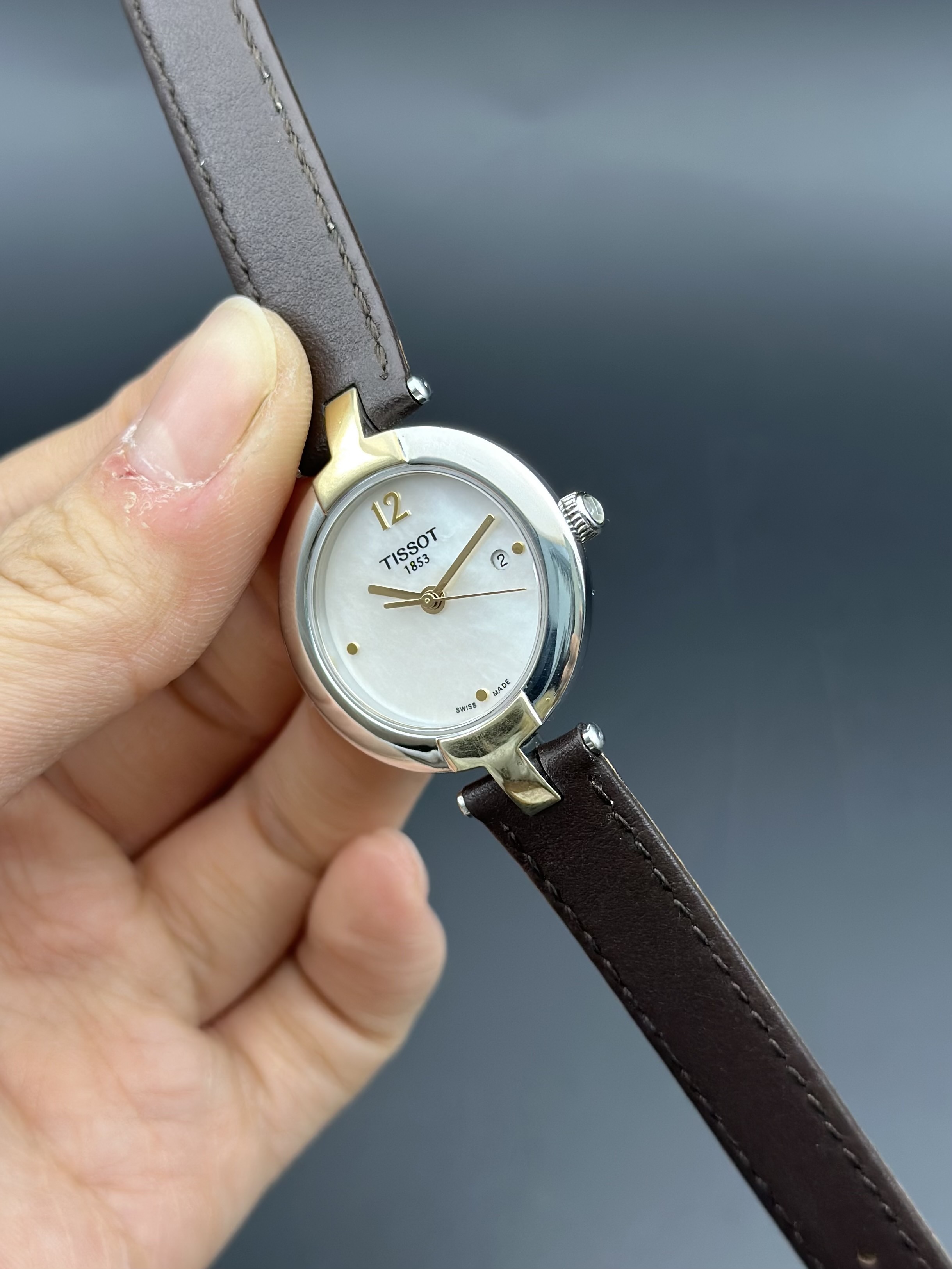 Tissot T084.210.22.117.00 detail 4