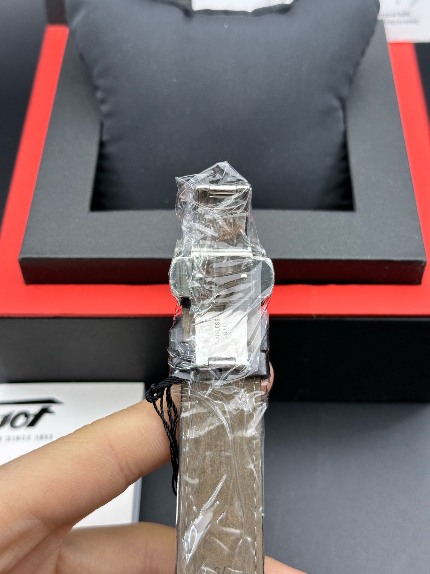 Tissot T108.408.16.037.00 detail 5