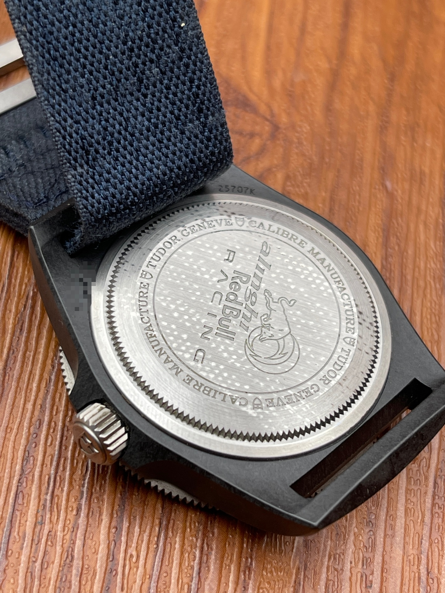 Tudor 25707KN detail 3
