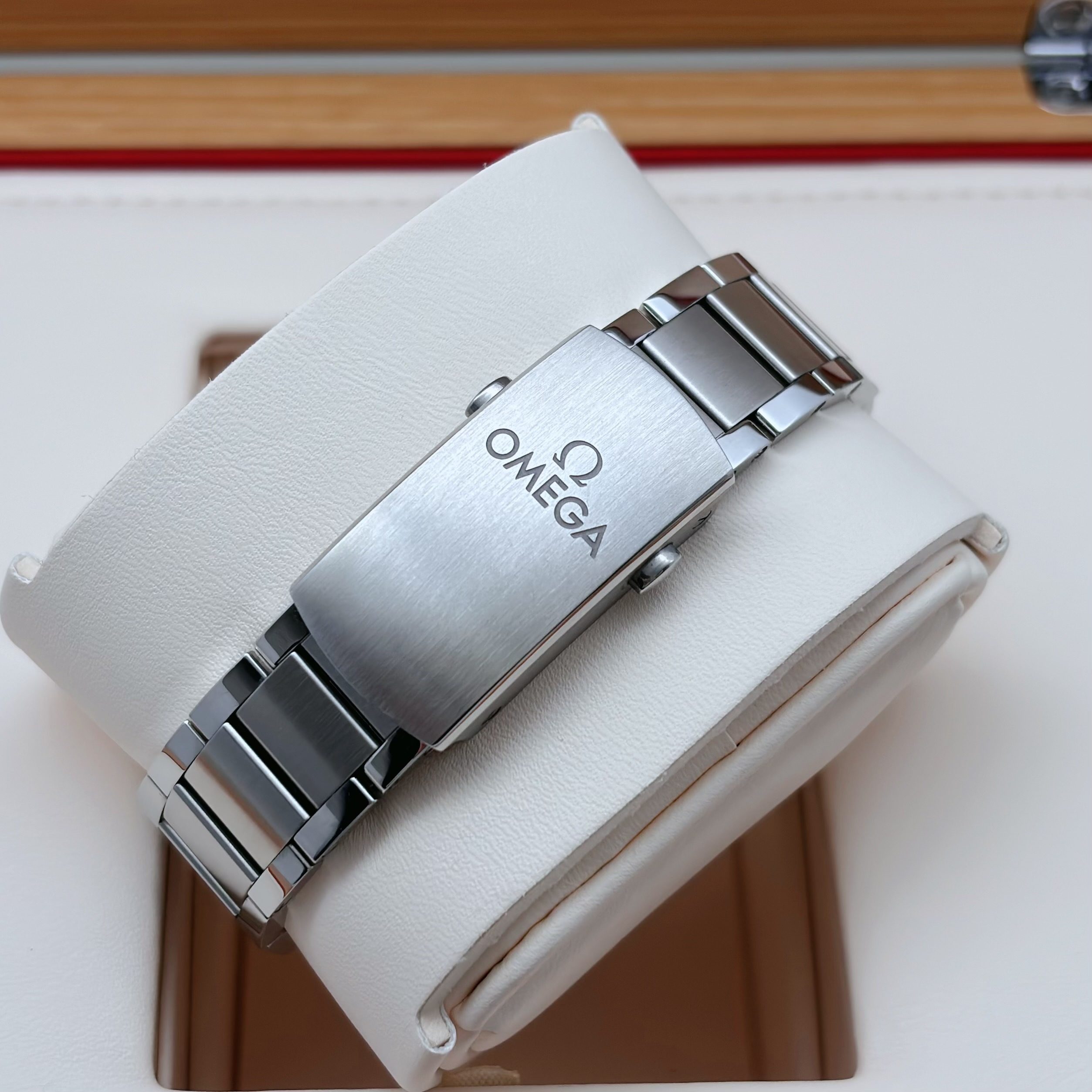 Omega 234.30.41.21.01.001 detail 4