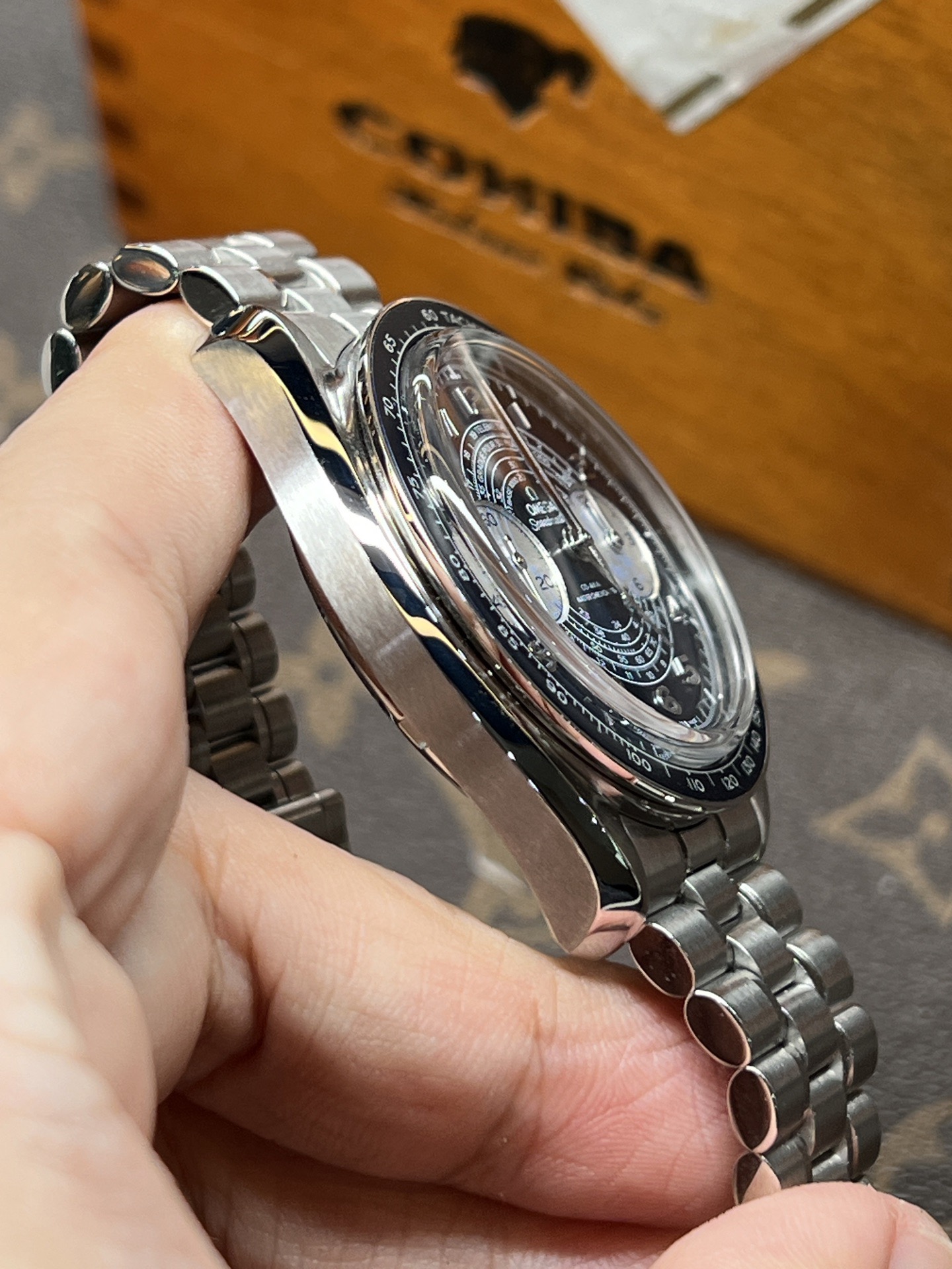 Omega 329.30.43.51.03.001 detail 2