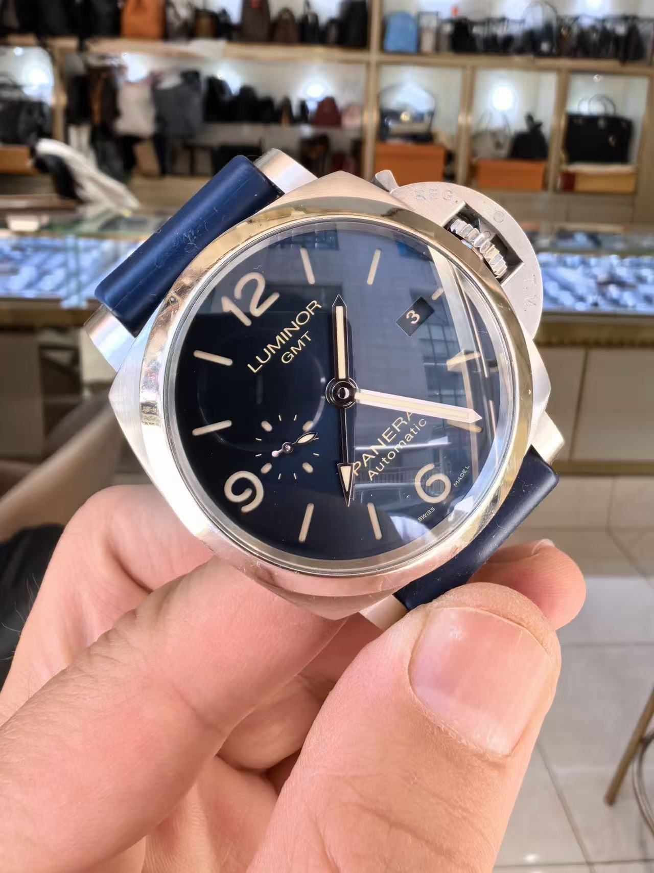Panerai PAM01033 detail 1