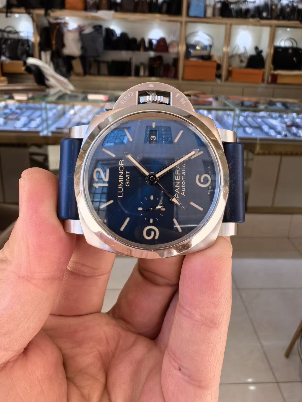 Panerai PAM01033 detail 2