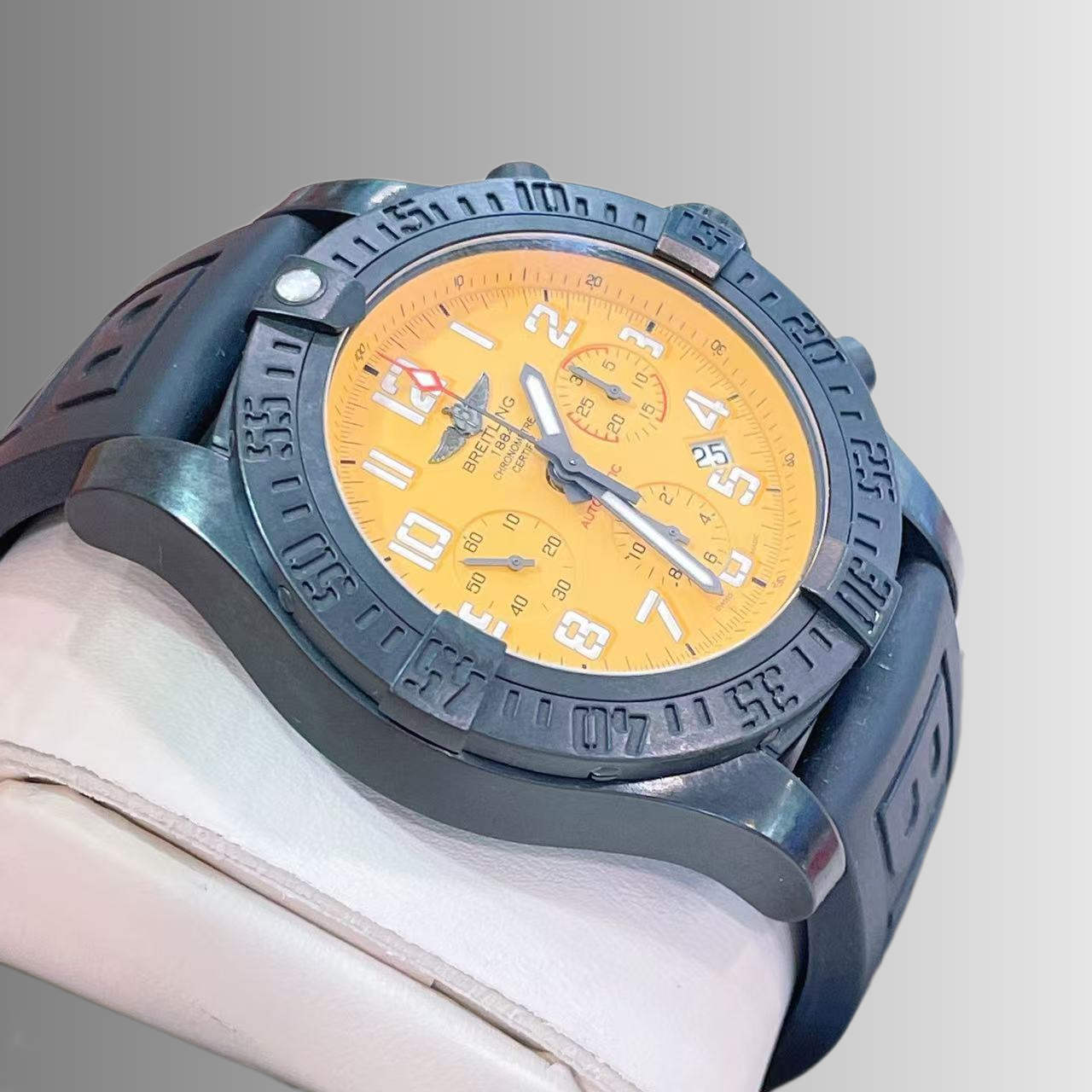Breitling XB0180E41I1W1 detail 3