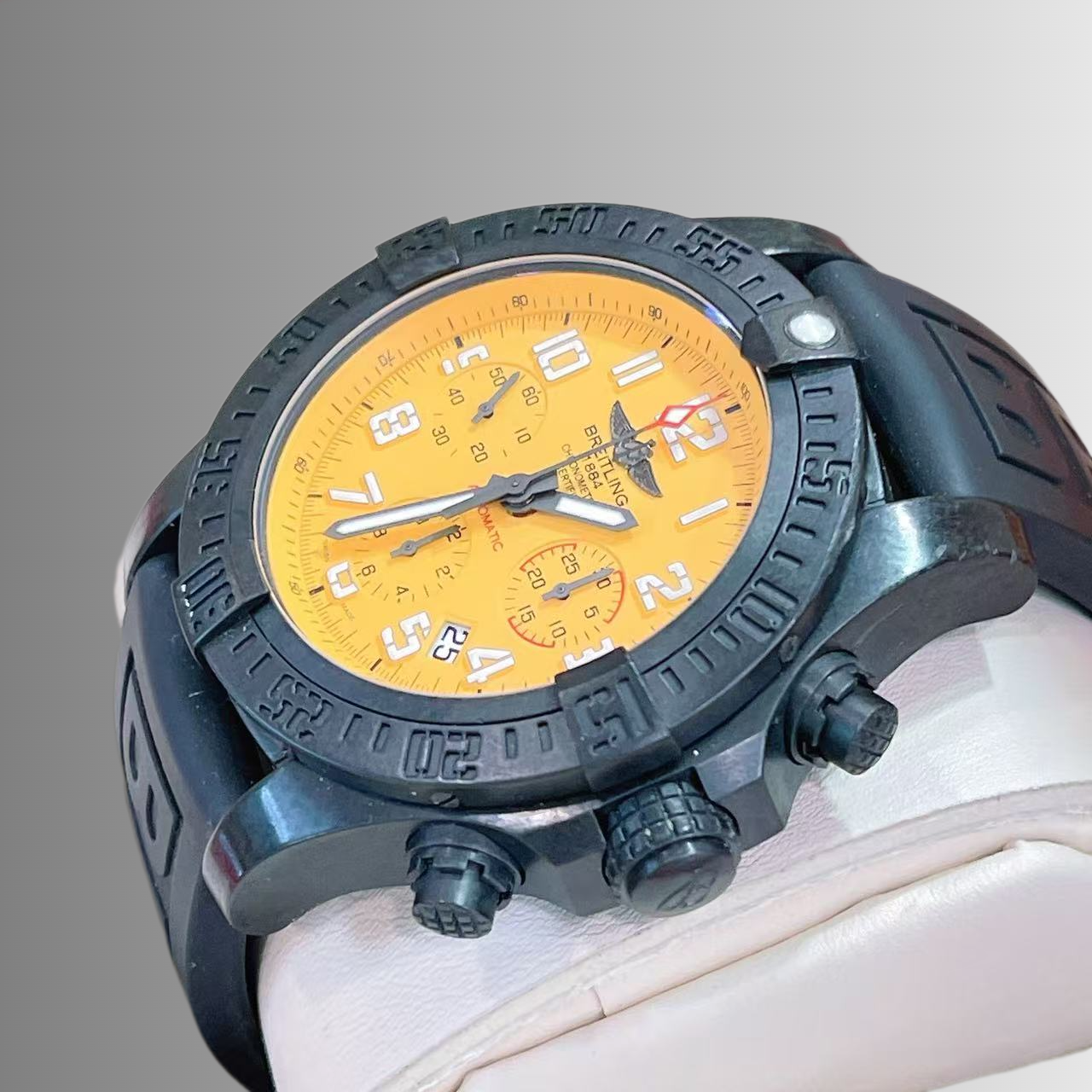 Breitling XB0180E41I1W1 detail 4