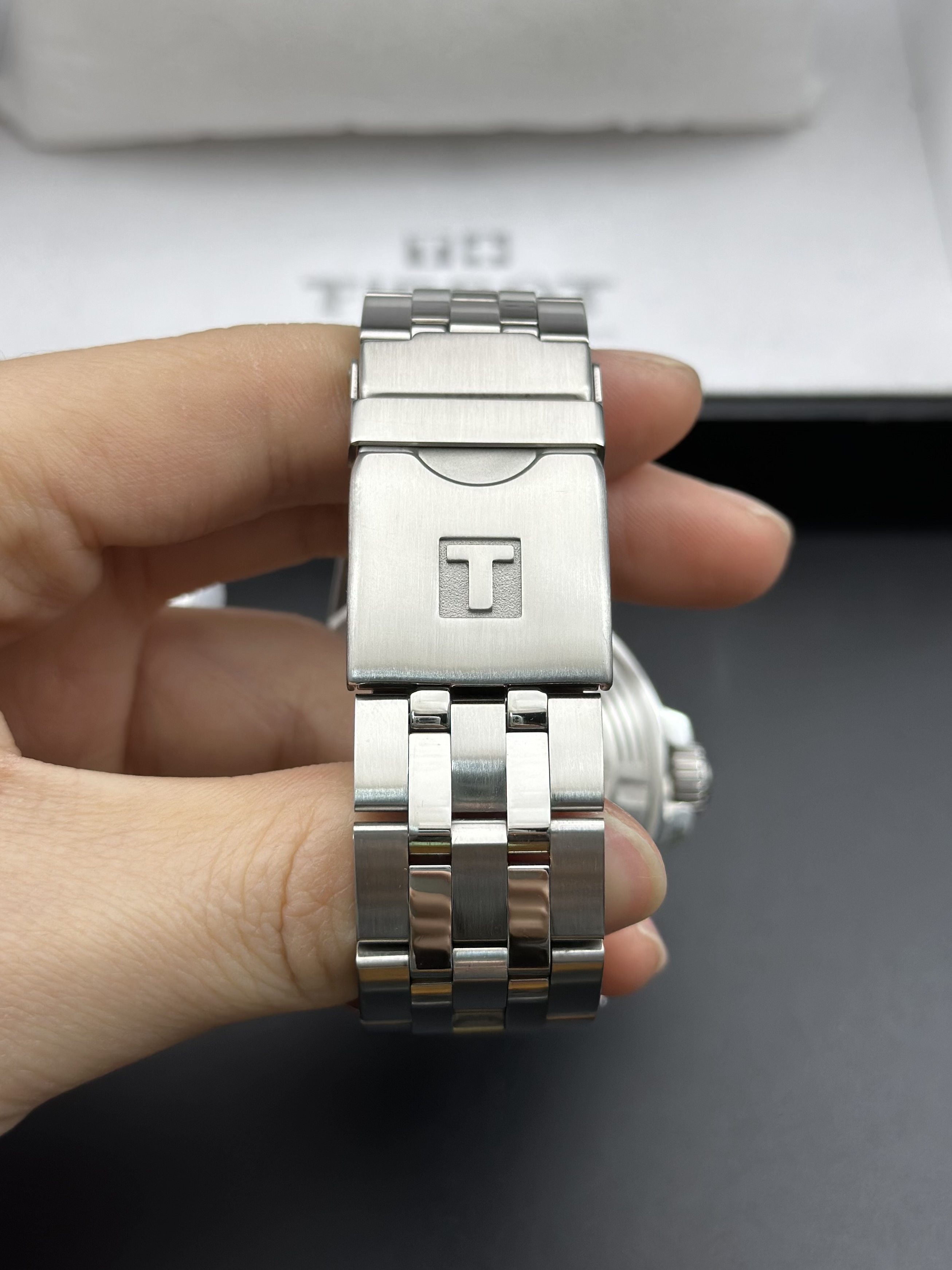 Tissot T1204071104100 detail 3