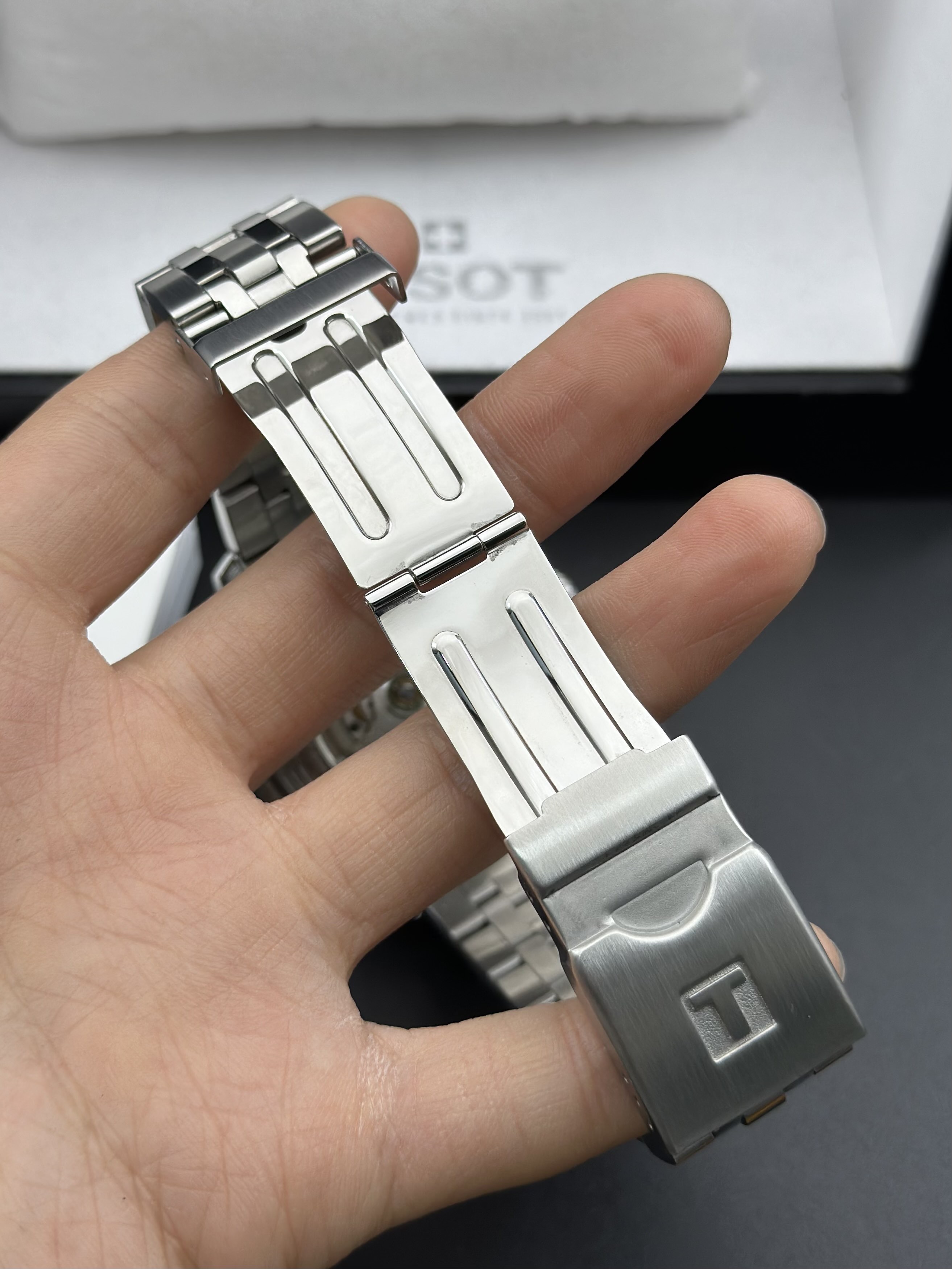Tissot T1204071104100 detail 4